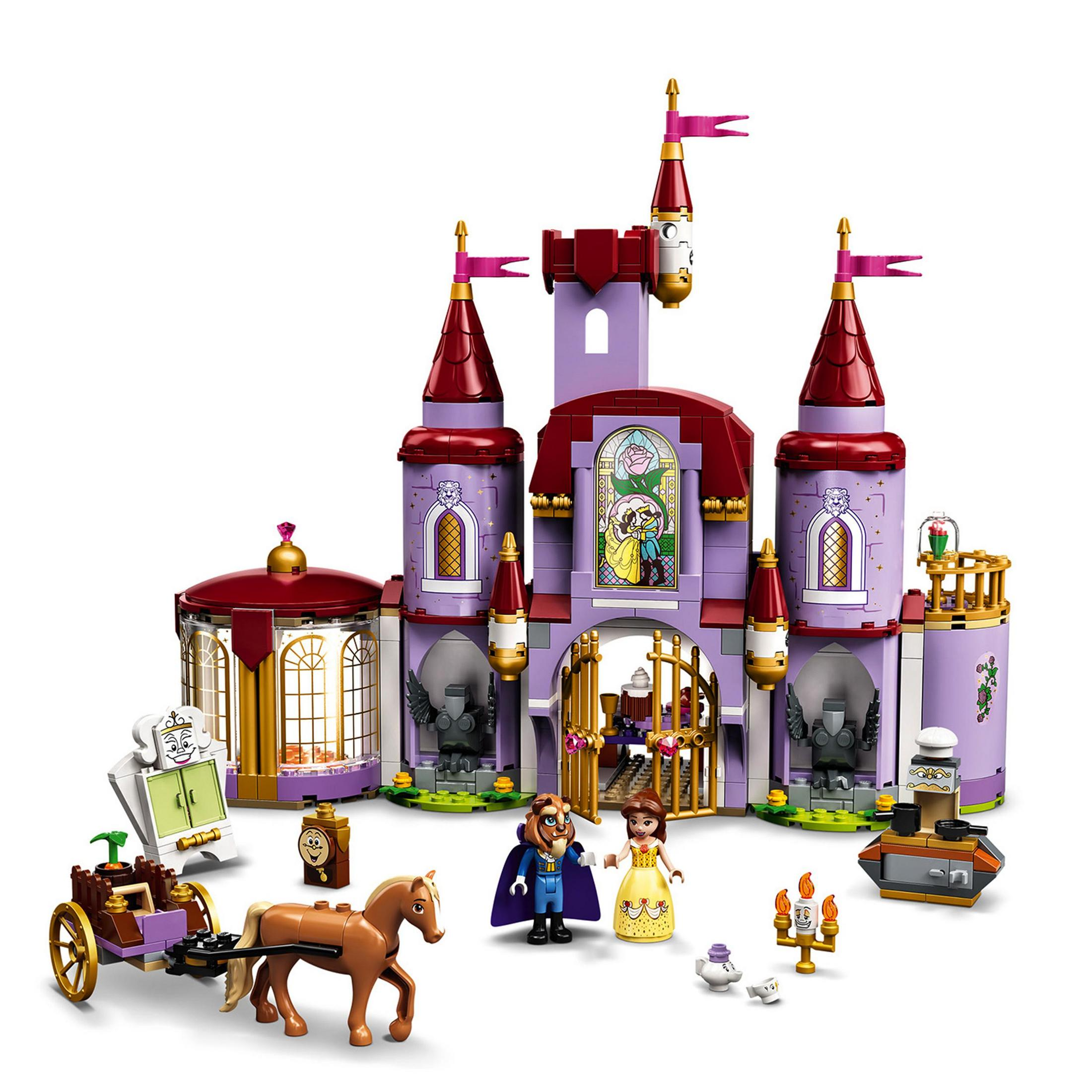Set Lego di un castello viola con le figure di Belle e Bestia, carrozza trainata da cavalli e accessori.