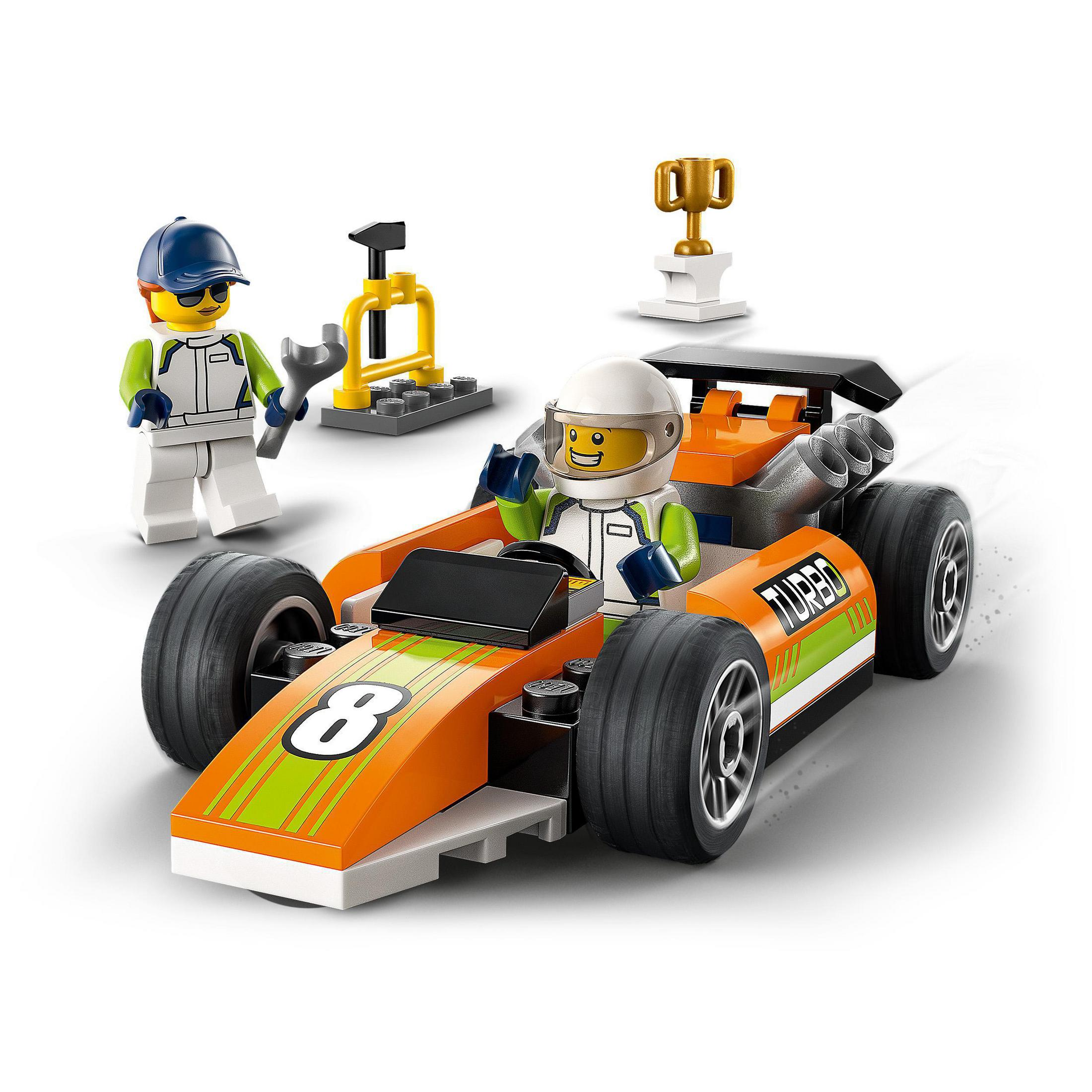 Een Lego raceauto set met een oranje raceauto, een coureur, een monteur en een trofee.