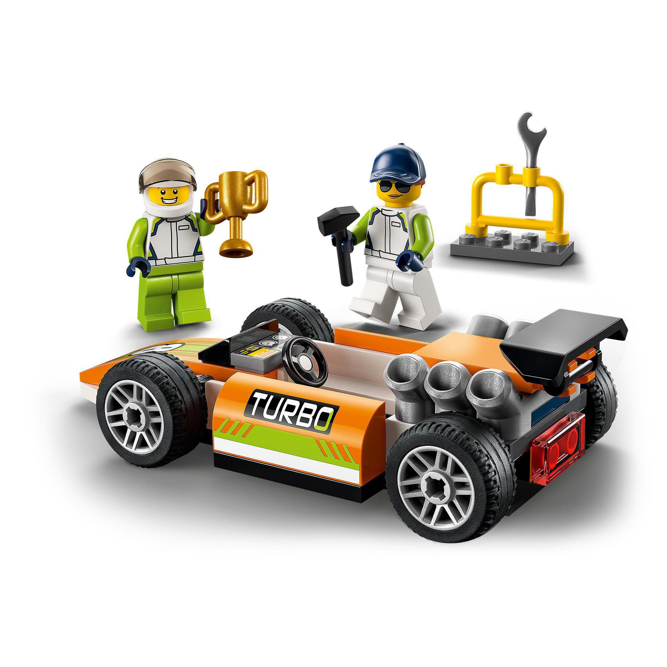 Lego raceauto met twee minifigs, een trofee en een sleutel. Oranje auto, groen en witte outfits.