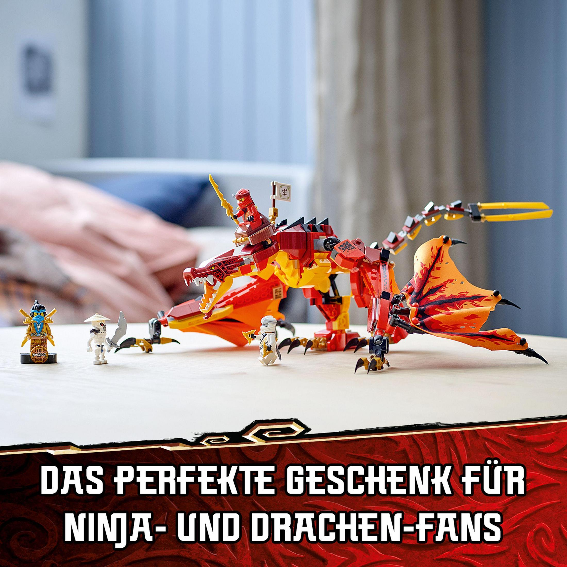 Giocattolo del drago Lego Ninjago su un tavolo. Diversi personaggi Lego accanto al drago. Testo in basso.