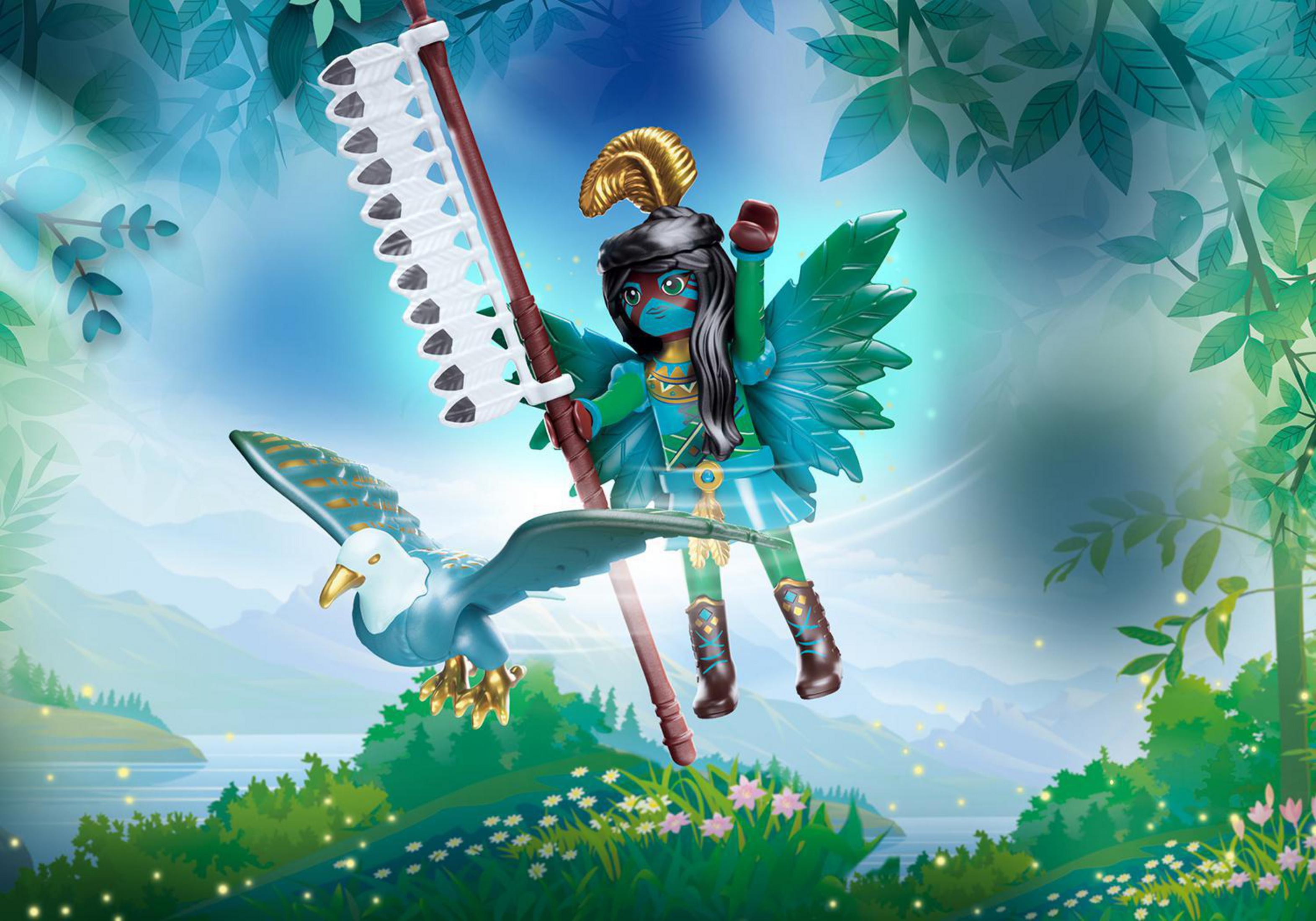 Playmobil-Figur, die einen fliegenden Adler reitet, mit Waldhintergrund und blauem Himmel.