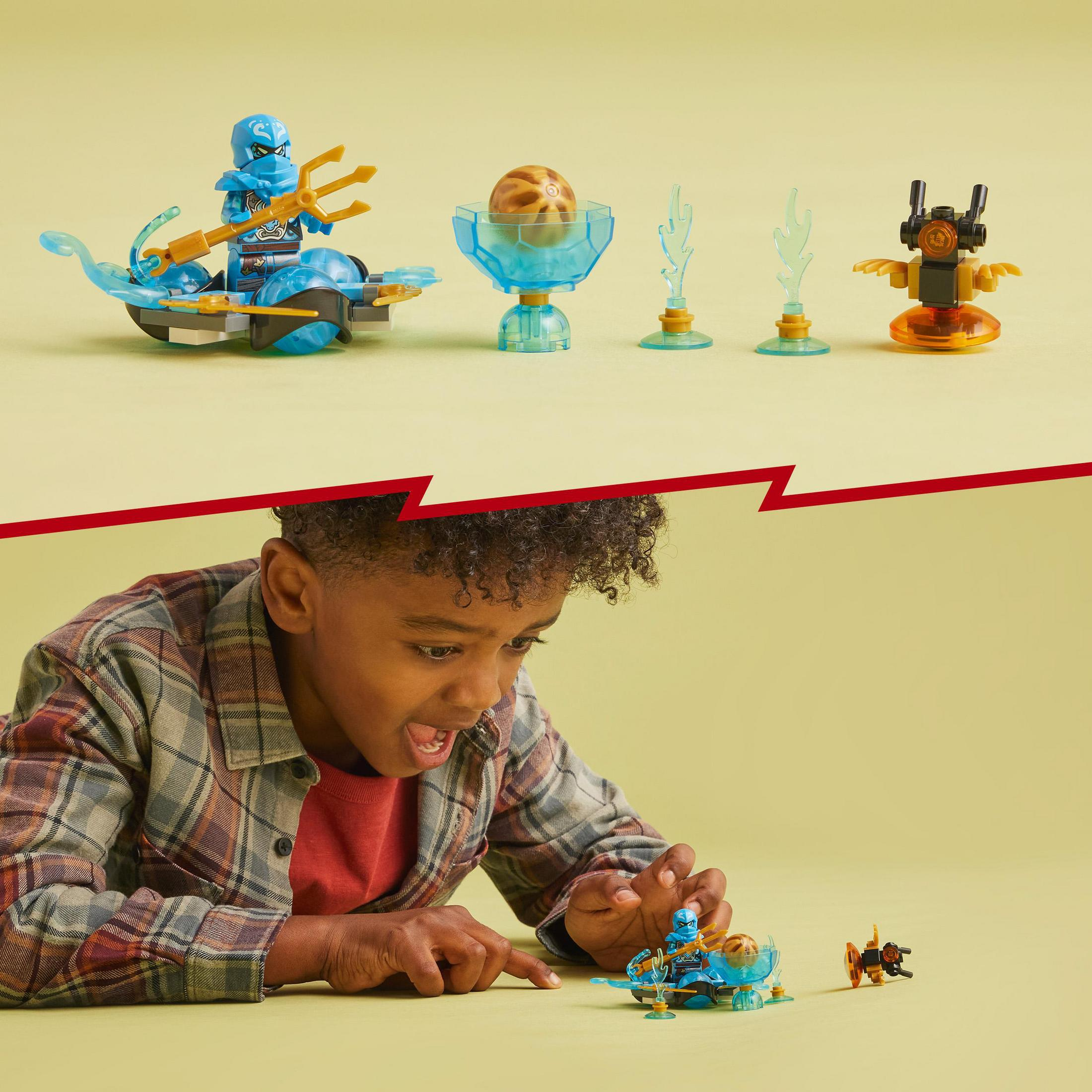 Junge und Spielzeug. Lego-Figuren: eine blaue Figur mit Dreizack, ein kleiner oranger Roboter und andere.