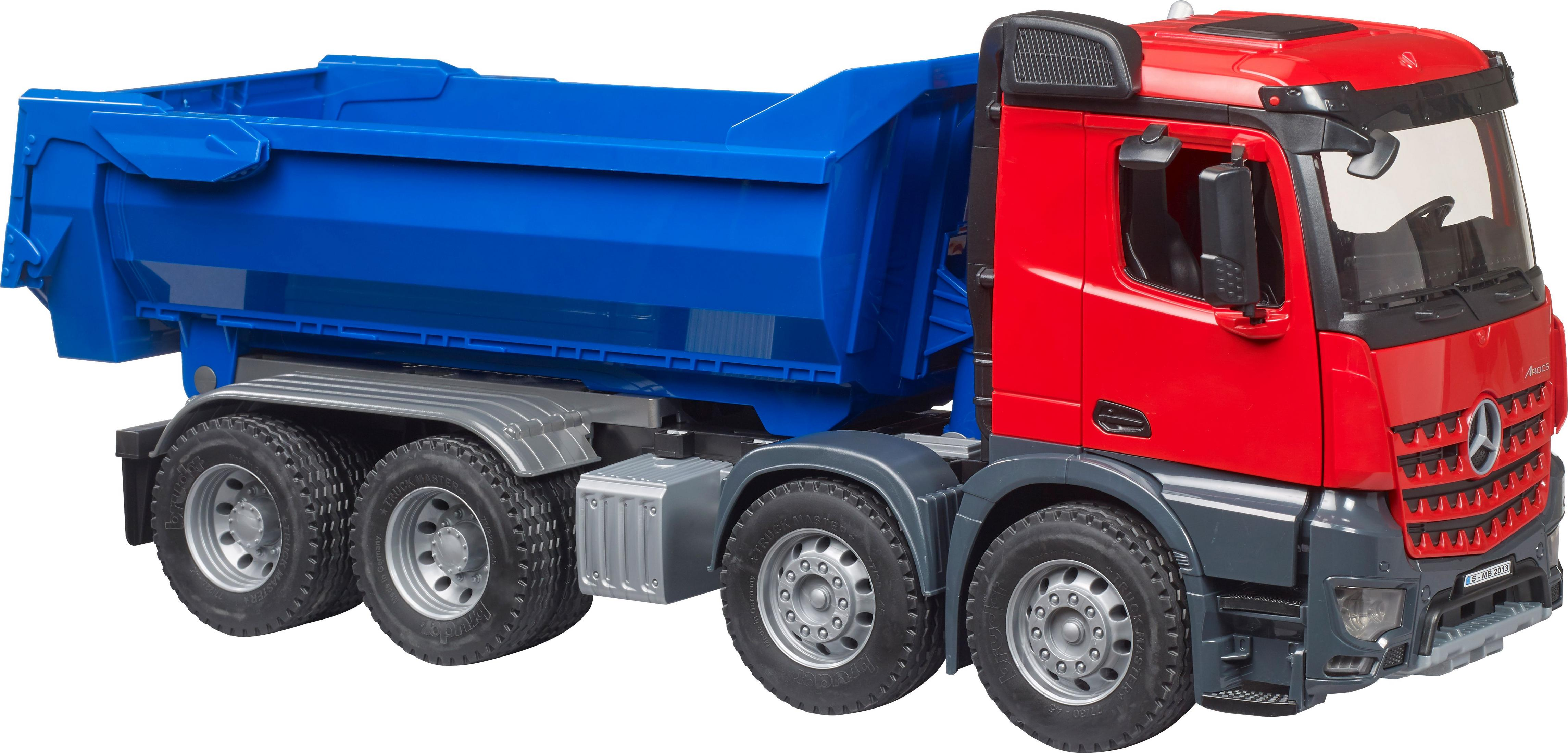 Roter und blauer Spielzeug-LKW mit mehreren Rädern, auf weißem Hintergrund.