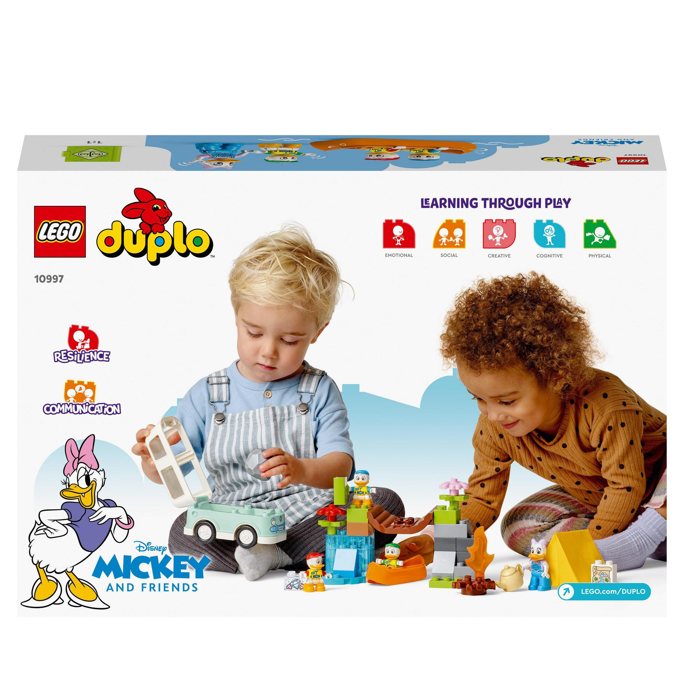 Zwei Kinder spielen mit einem Lego Duplo-Set. Enthält einen LKW, Disney's Micky Maus und Daisy Duck Figuren.