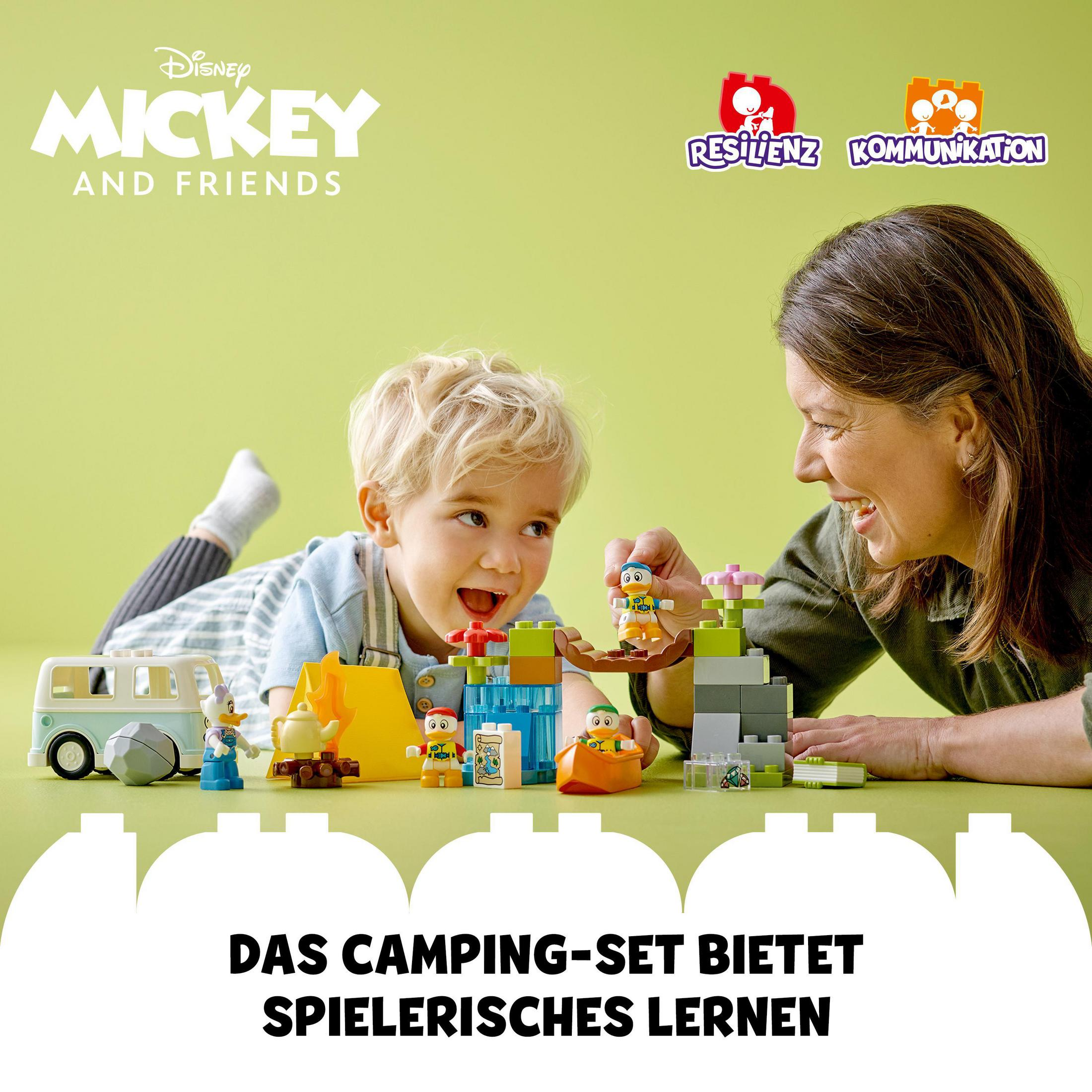 Ein Lego-Set mit Micky und seinen Freunden. Mutter und Kind spielen zusammen.
