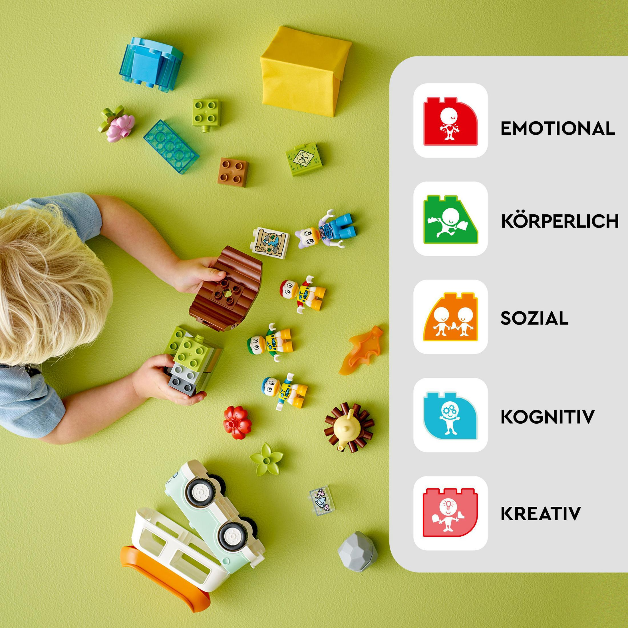 Ein Kind spielt mit Lego-Steinen. Es gibt verschiedenfarbige Blöcke und Figuren. Symbole sind sichtbar.
