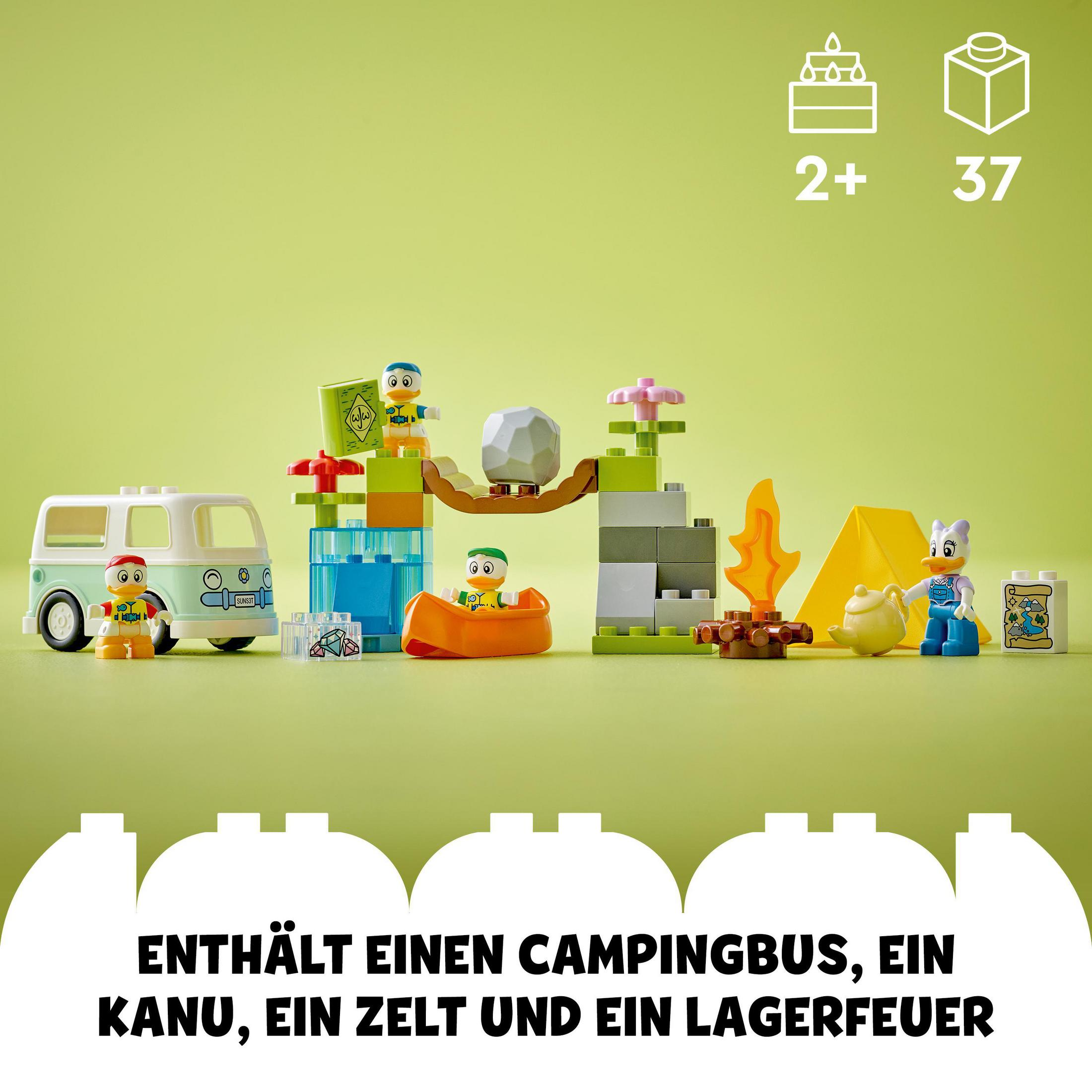 Ein LEGO Duplo Set mit Campingbus, Kanu, Zelt und Lagerfeuer mit Enten. Grüner Hintergrund.