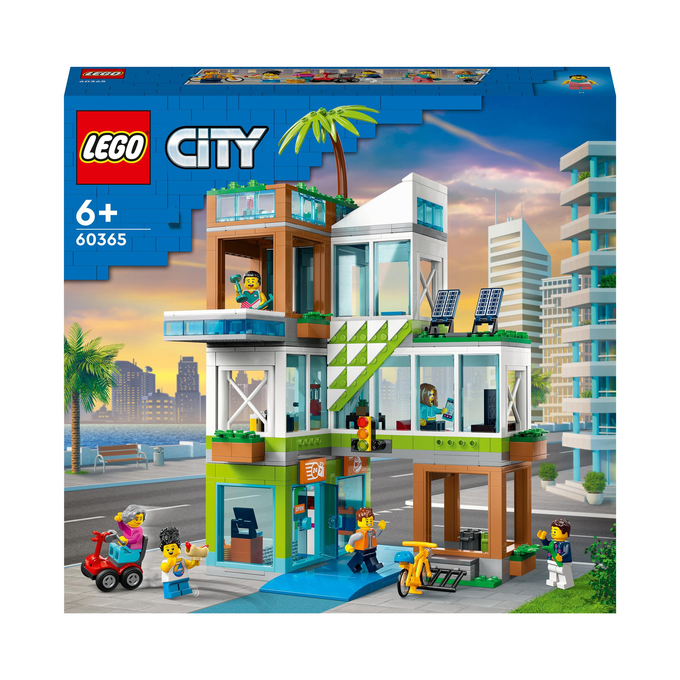 Zestaw Lego City. Wielopiętrowy budynek z ludźmi, pojazdami i panelami słonecznymi. Niebo jest niebieskie.