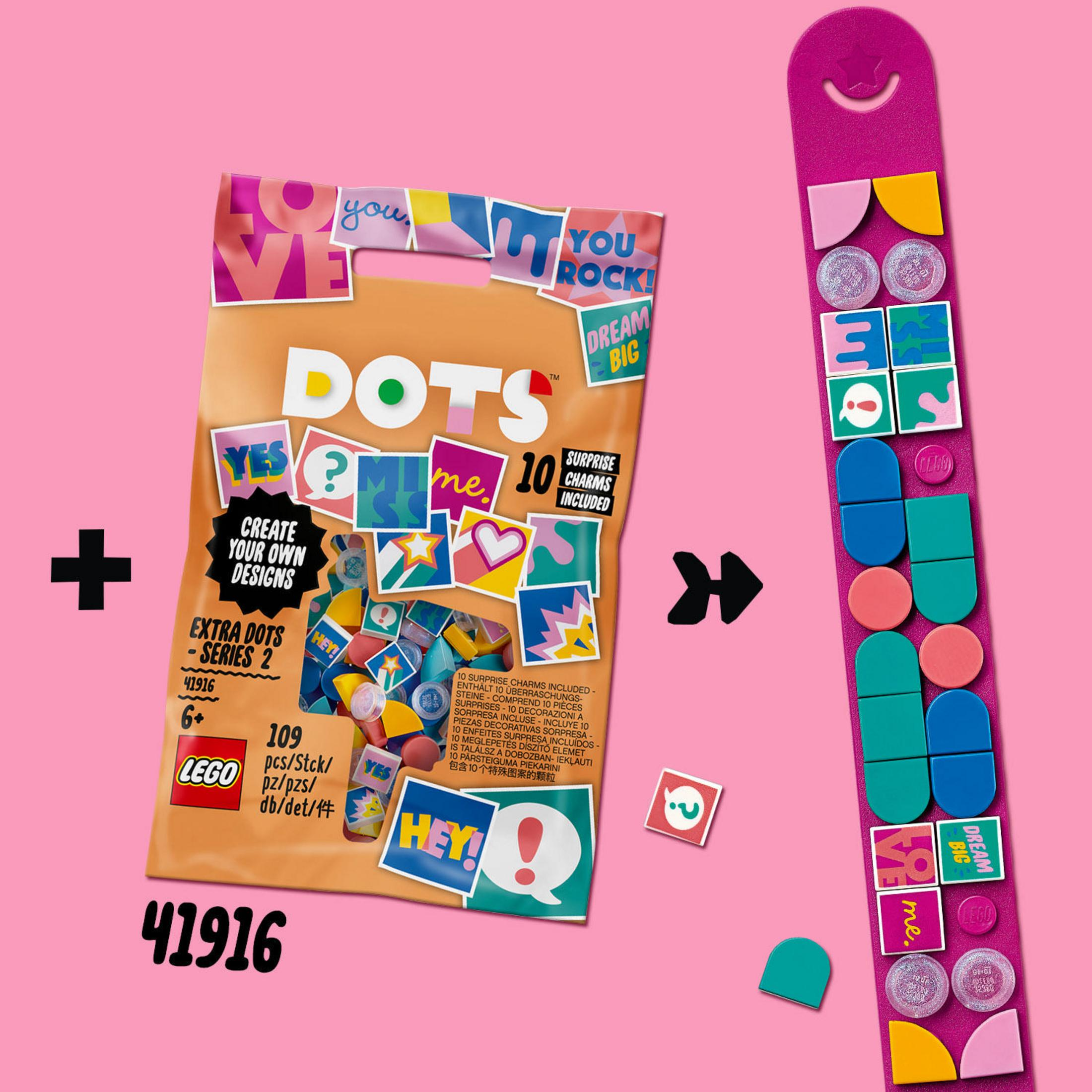 LEGO Dots Set mit Armband, Punkten und Verpackung. Der Hintergrund ist rosa, gelb und weiß.