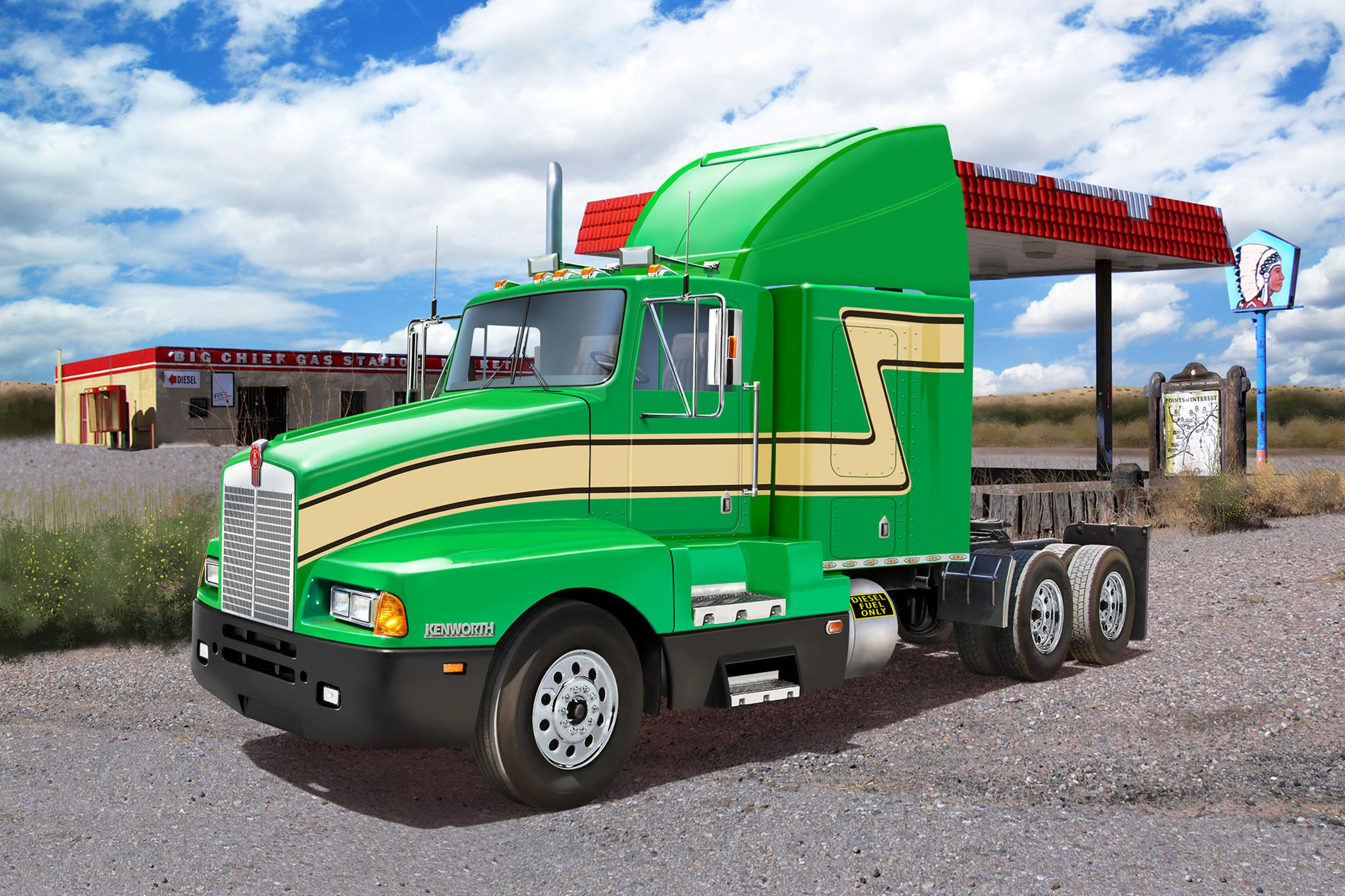 Ein grüner Kenworth-Sattelzug, der auf einer unbefestigten Straße geparkt ist, mit einer Tankstelle im Hintergrund.