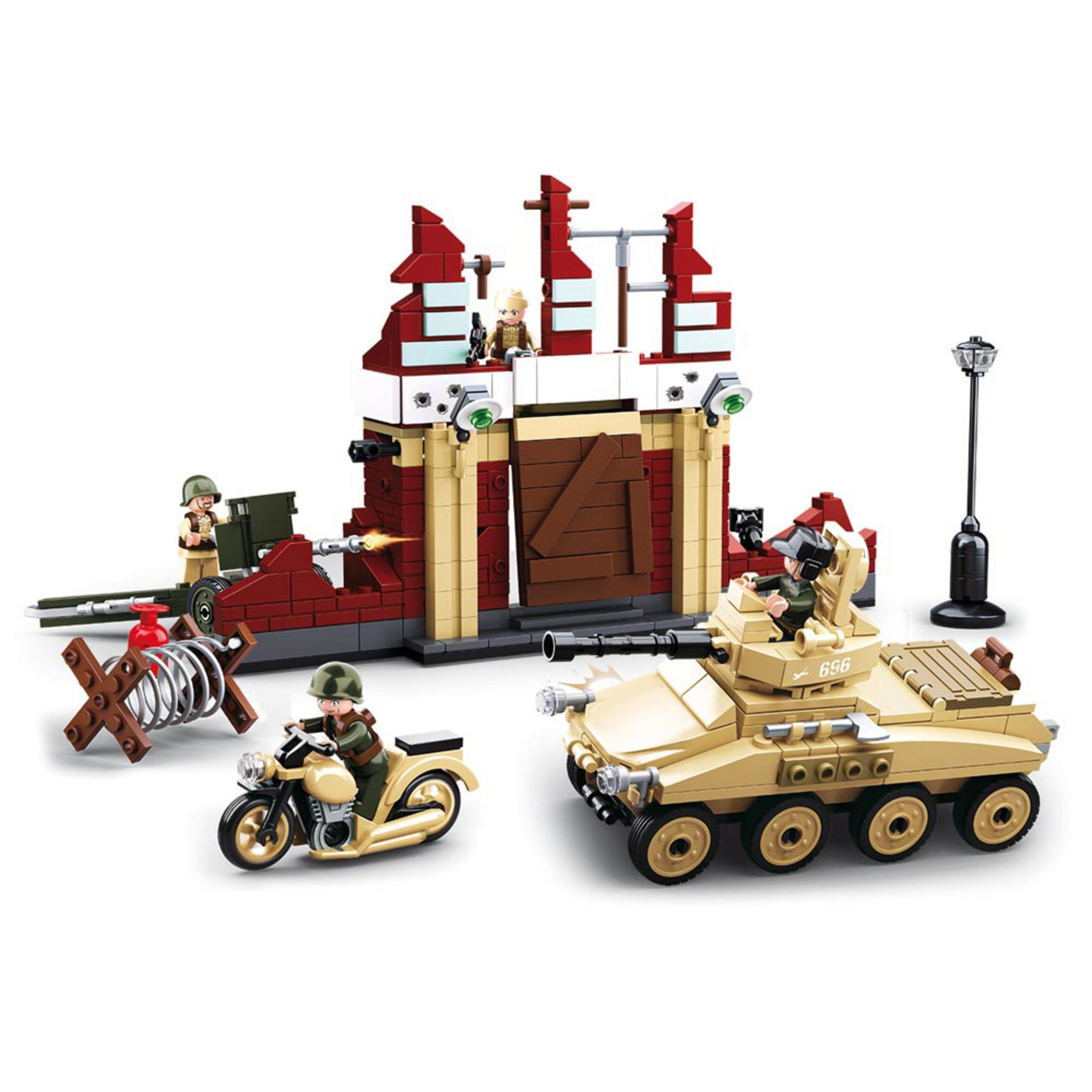Ein Spielzeug-Militärset mit Soldaten, einem Panzer, einem Motorrad und einem Gebäude. Auf weißem Hintergrund.
