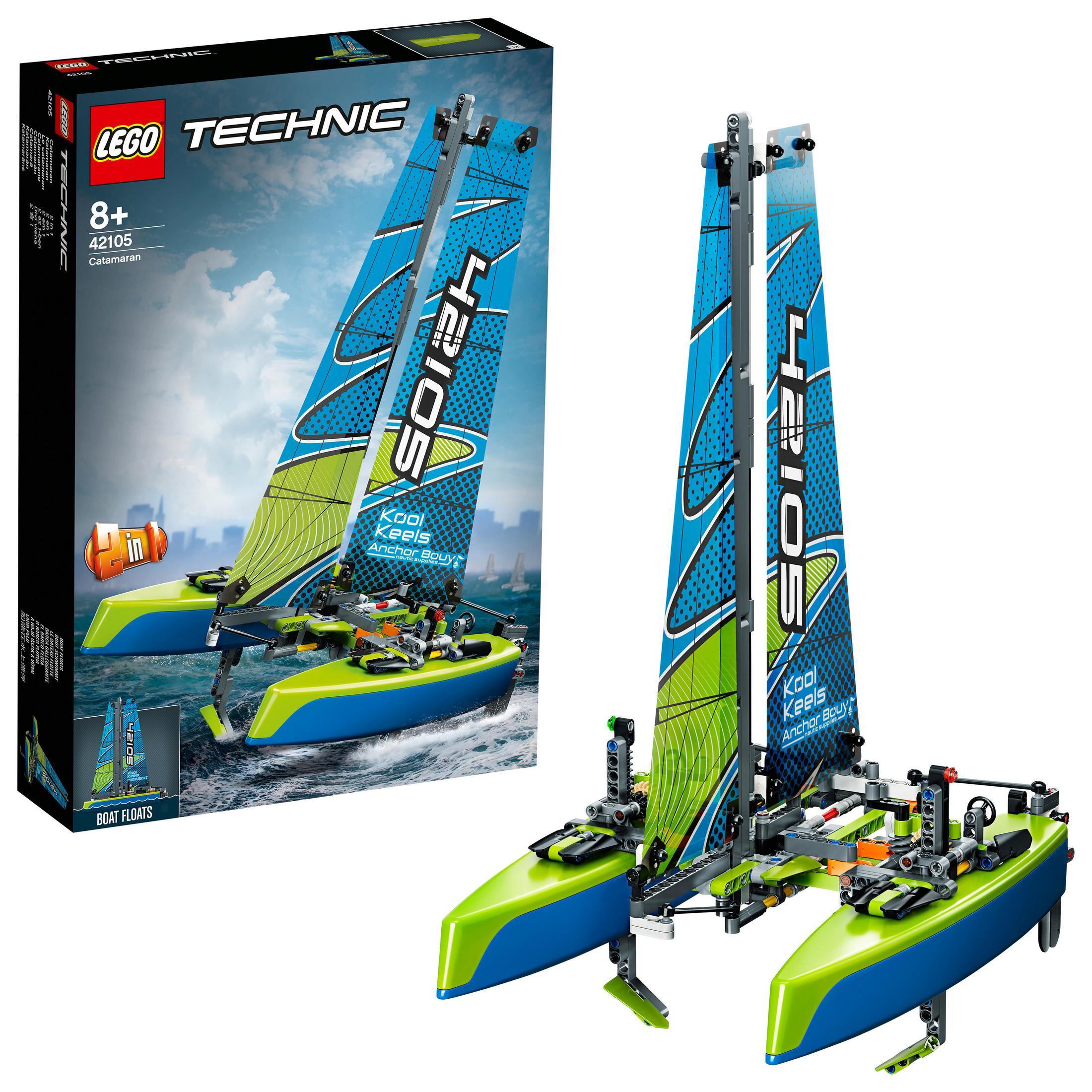 Ein Lego Technic Set eines Katamarans mit blau-grünen Segeln und einer Box links.
