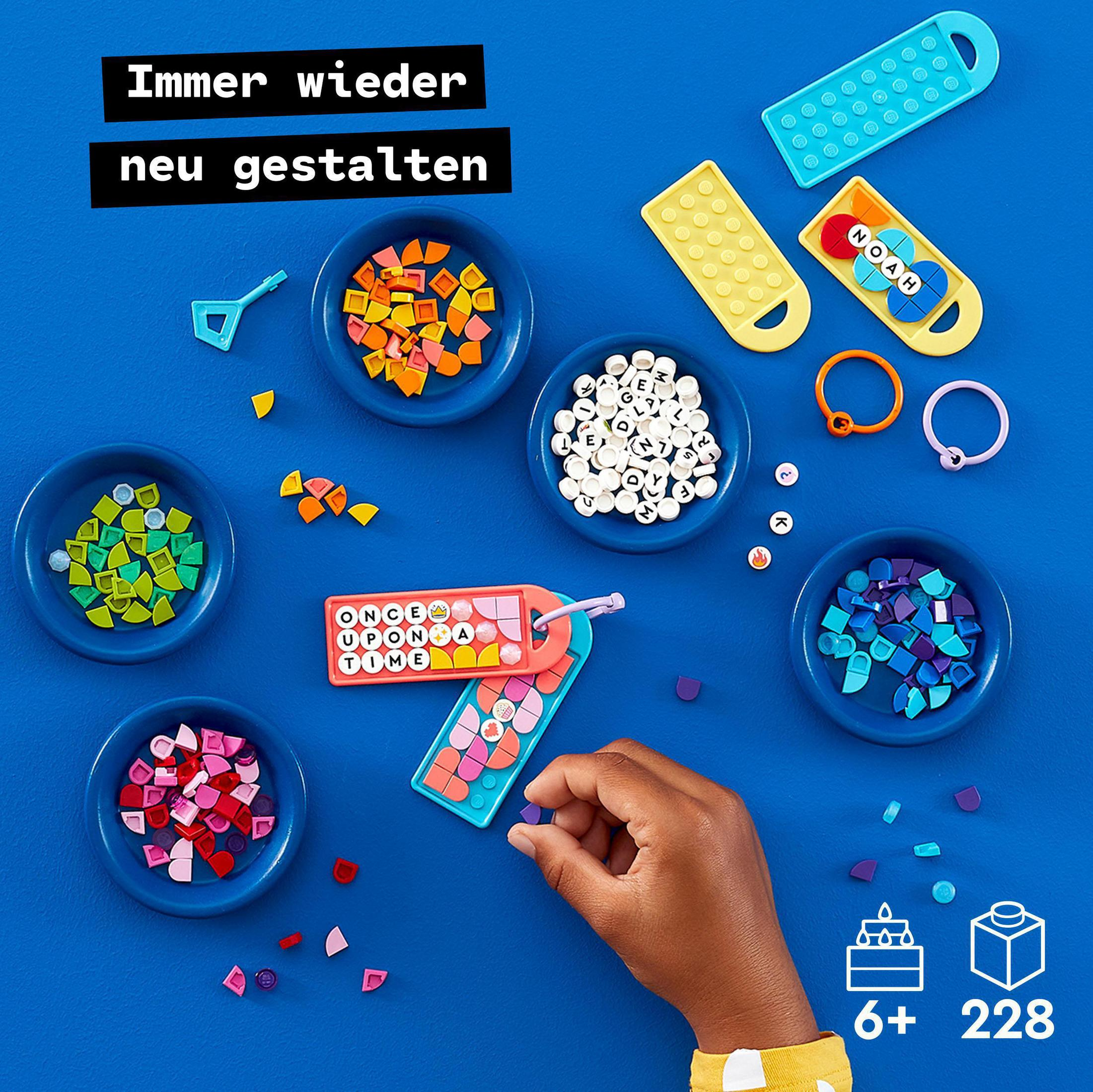 Kolorowe klocki LEGO w miskach. Osoba układa elementy do tworzenia.