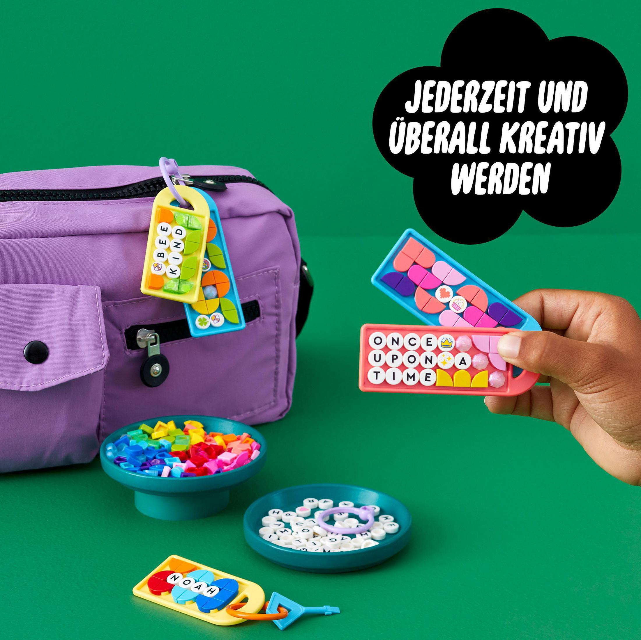 Akcesoria LEGO Dots: torba, etykiety z literami i kolorowe płytki dekoracyjne.