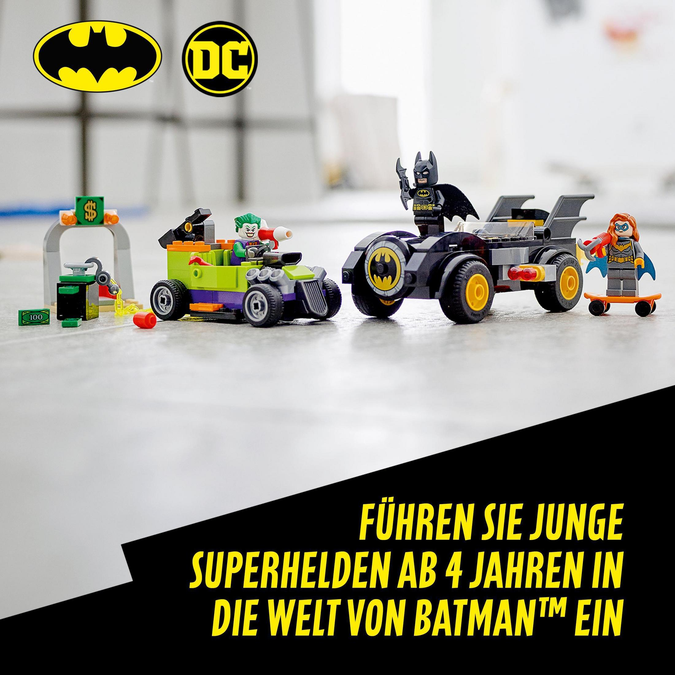 Zestaw Lego Batman z figurkami, samochodami i samochodem Jokera na białej powierzchni.