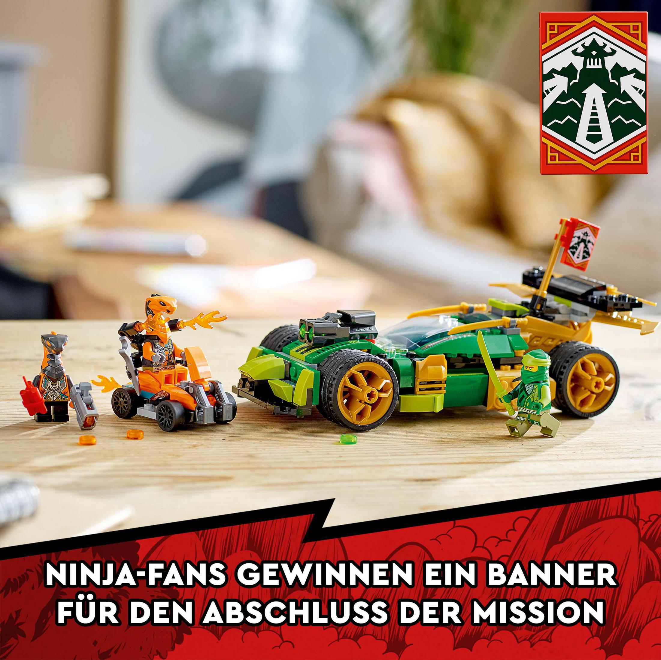 Lego Ninjago seti, yeşil ve altın renkli bir yarış arabası, minifigürler ve bir afiş içeriyor.