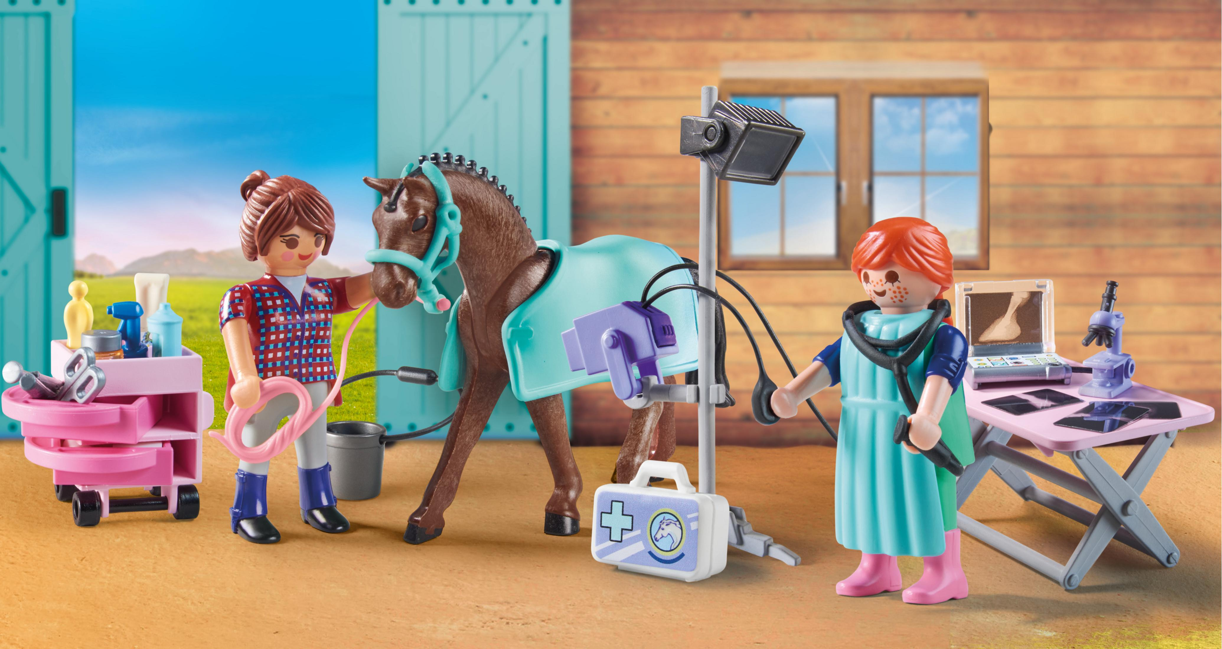 Playmobil-Set eines Tierarztes, der ein Pferd untersucht.