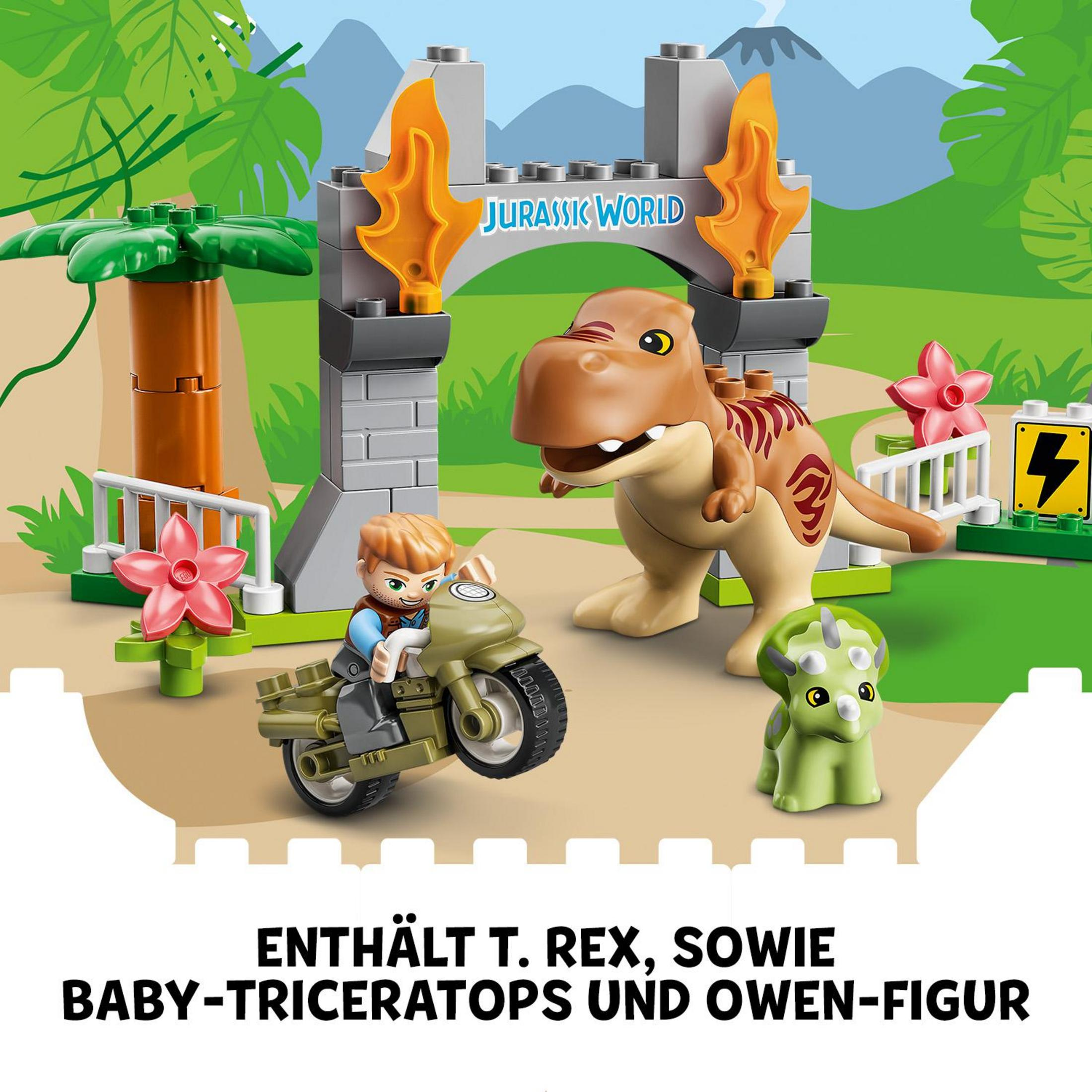 Set Lego Duplo a tema Jurassic World. Include un T-Rex, un Triceratopo bebé e una persona su una moto.