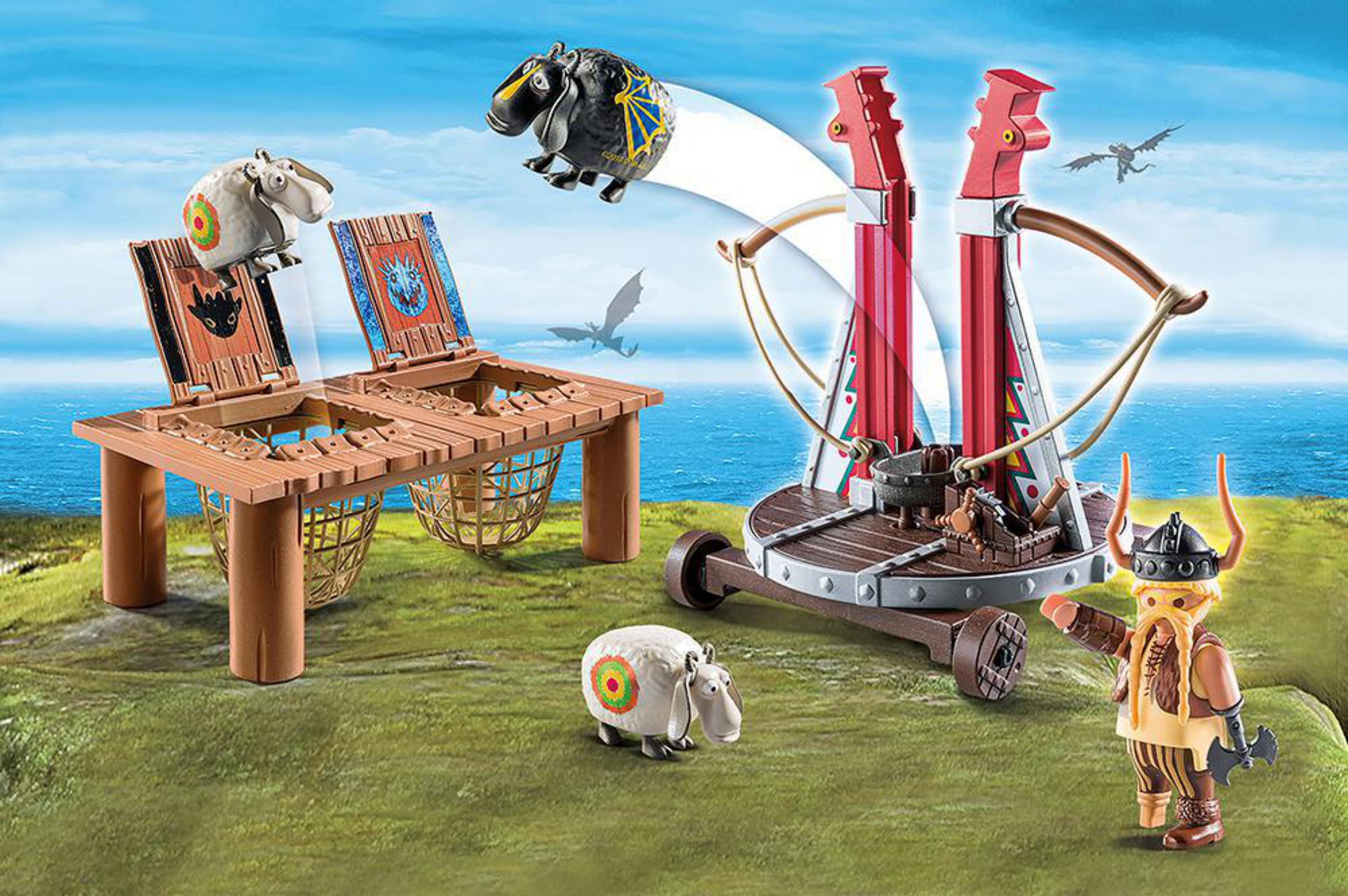 Spielzeug Wikingerspiel mit Schafen und Katapult, vor See- und Himmelskulisse.