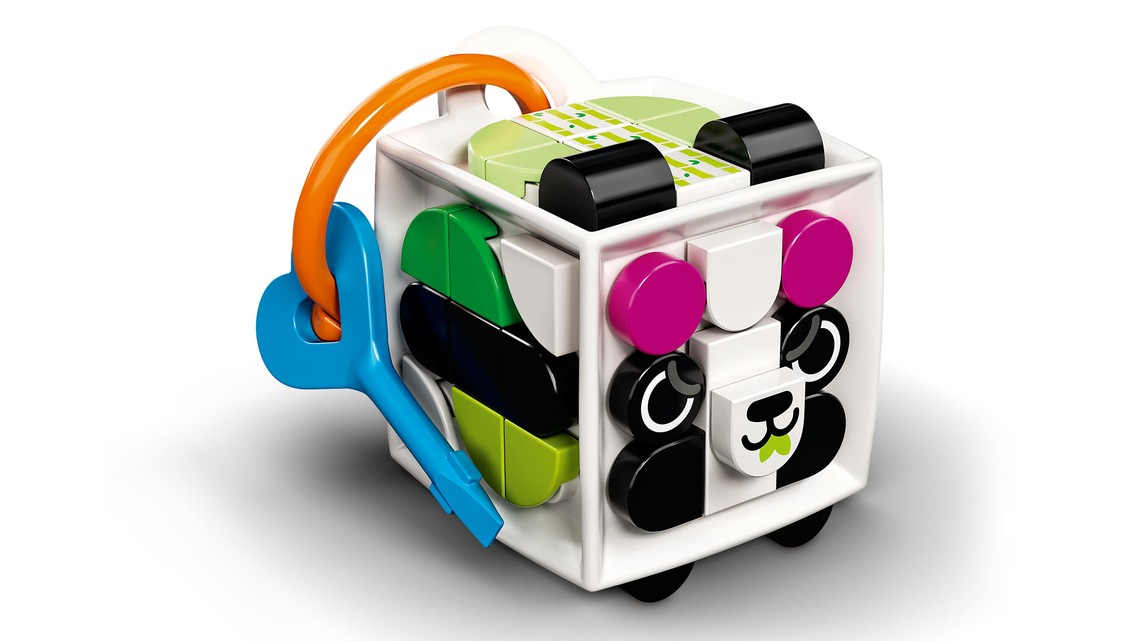 LEGO-Set mit einem pandagesichtigen Würfel mit farbigen Paneelen und einem orangefarbenen Ringgriff.