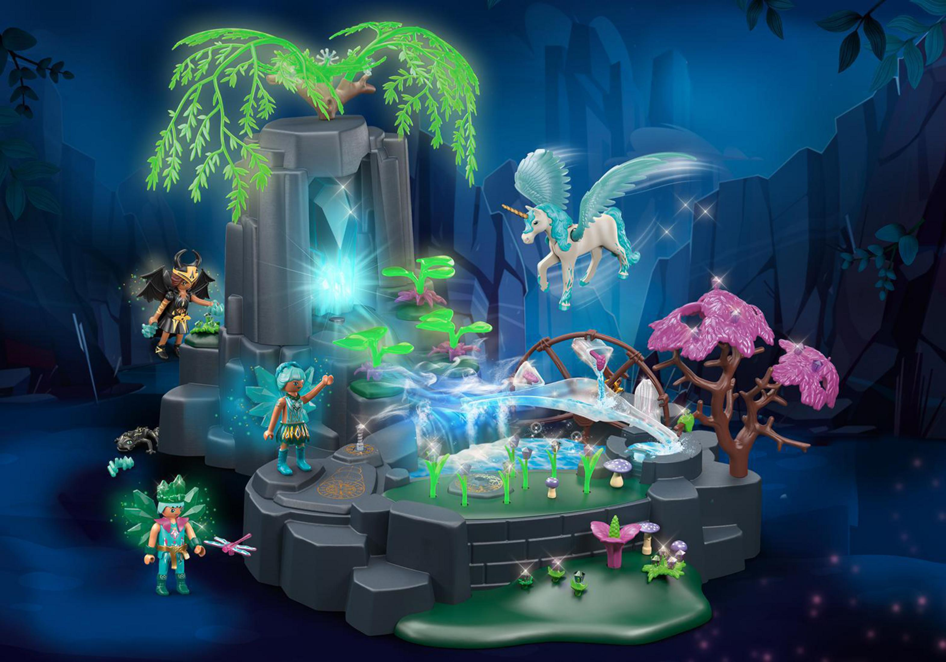 Playmobil Fantasy-Szene mit Feen, Einhorn und magischem Wasserfall auf dunklem Hintergrund.