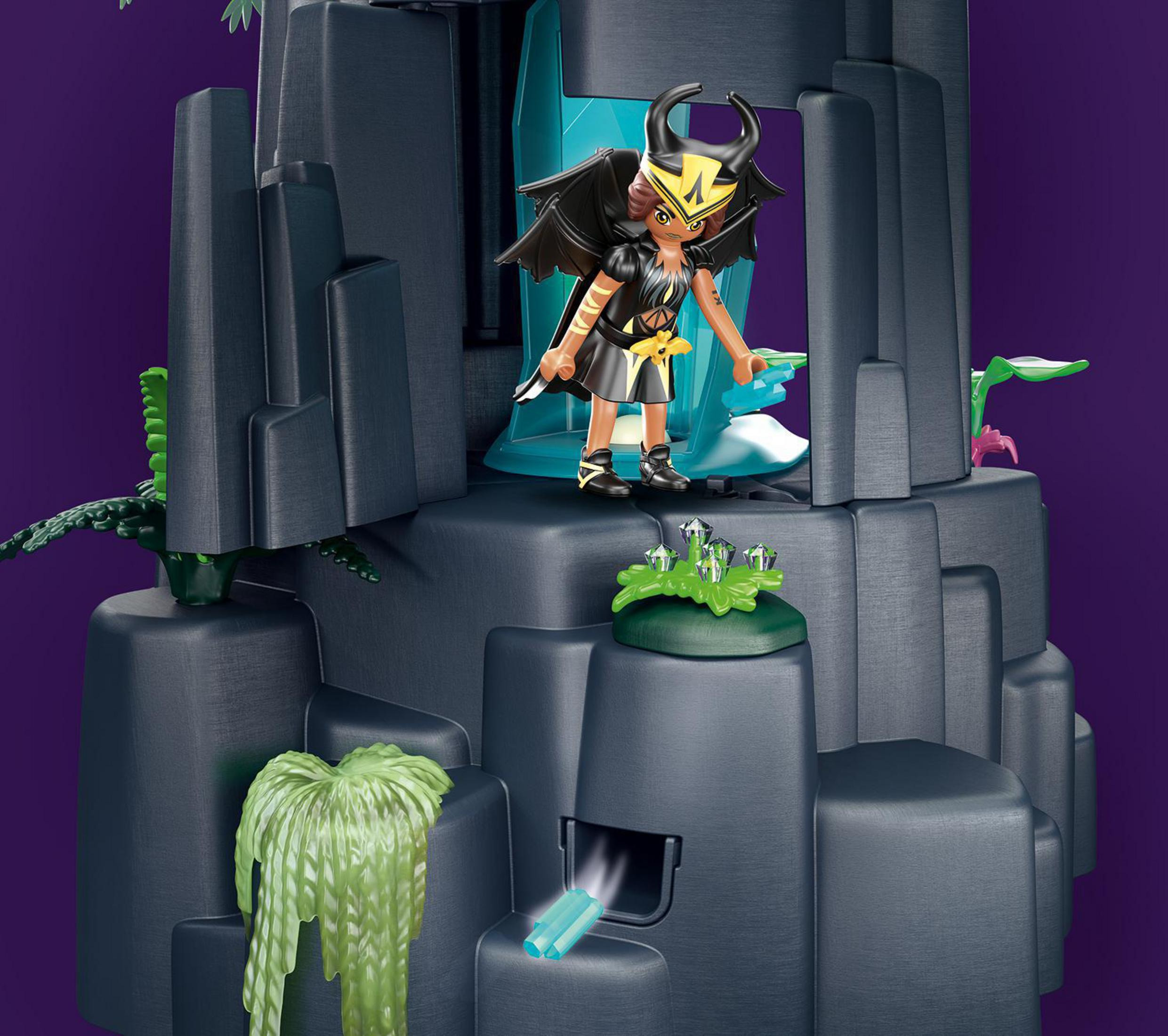 Playmobil-Figur in einer Höhlenszene mit einer dunklen Figur und Felsformationen.