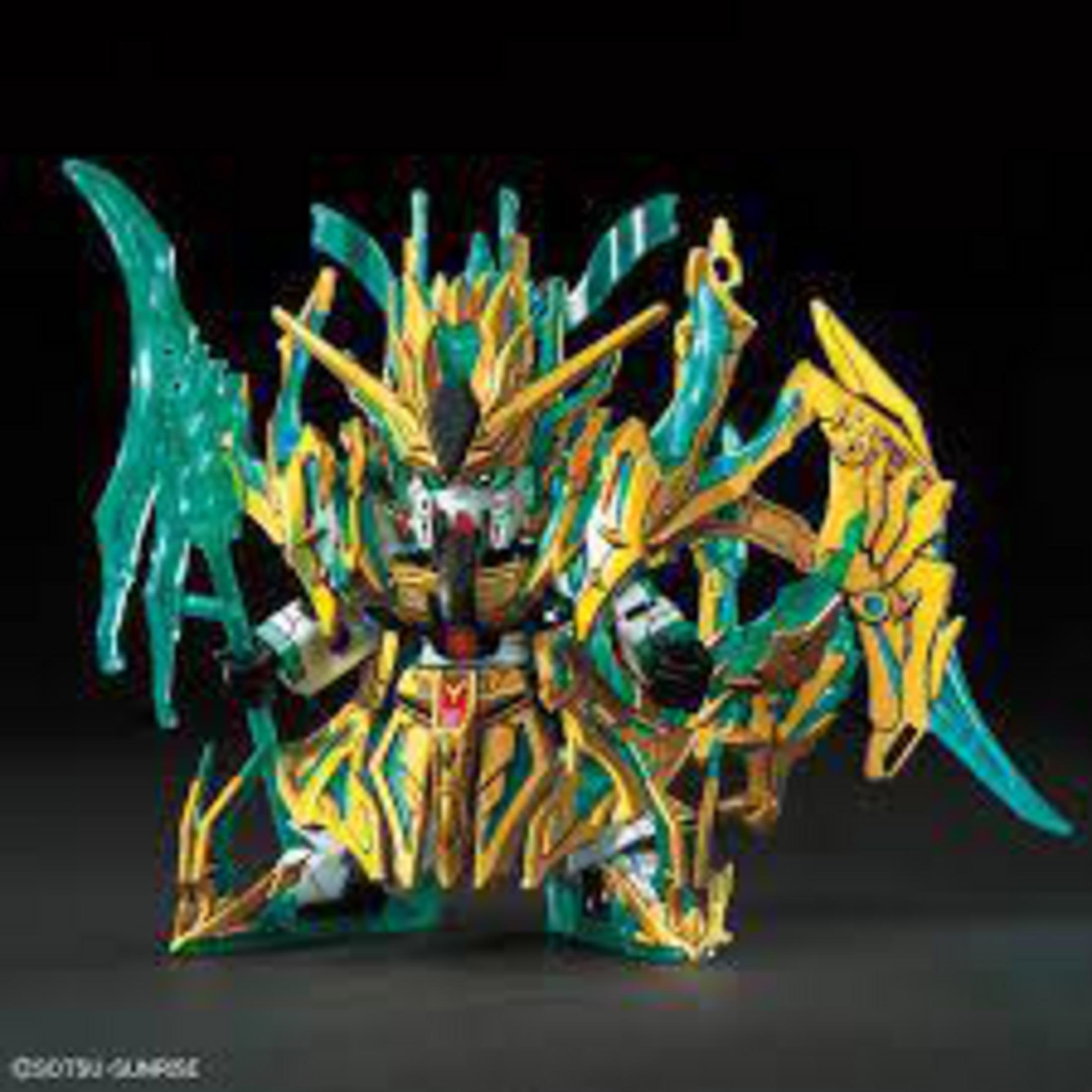 Detailliertes Gundam-Roboter-Spielzeug, hauptsächlich gold und blaugrün, mit mehreren Waffen und kompliziertem Rüstungsdesign.