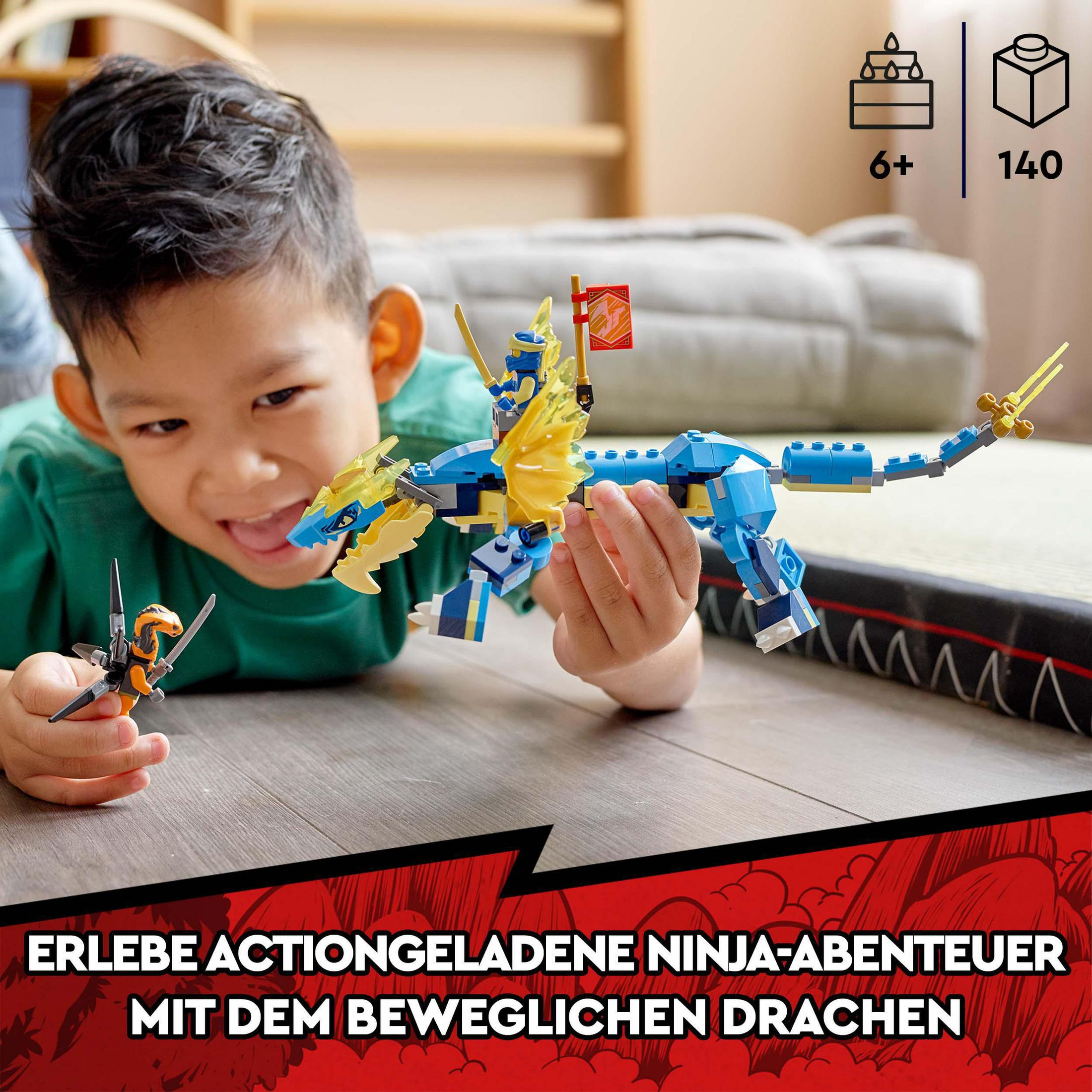 Ein Kind spielt mit einem Lego-Drachenspielzeug mit Text über Ninja-Abenteuer.