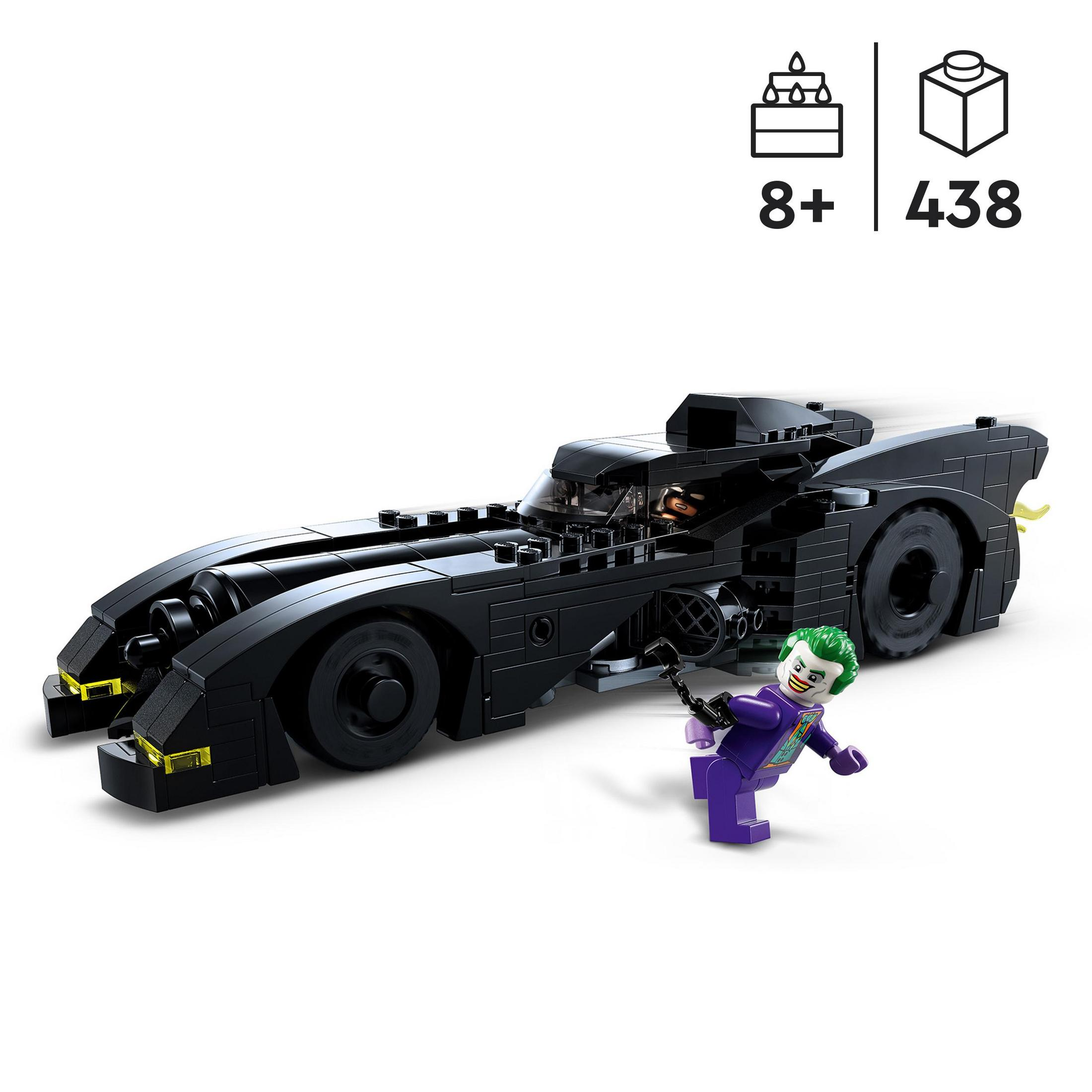 Ein schwarzes Lego-Batmobil mit der Joker-Figur daneben.