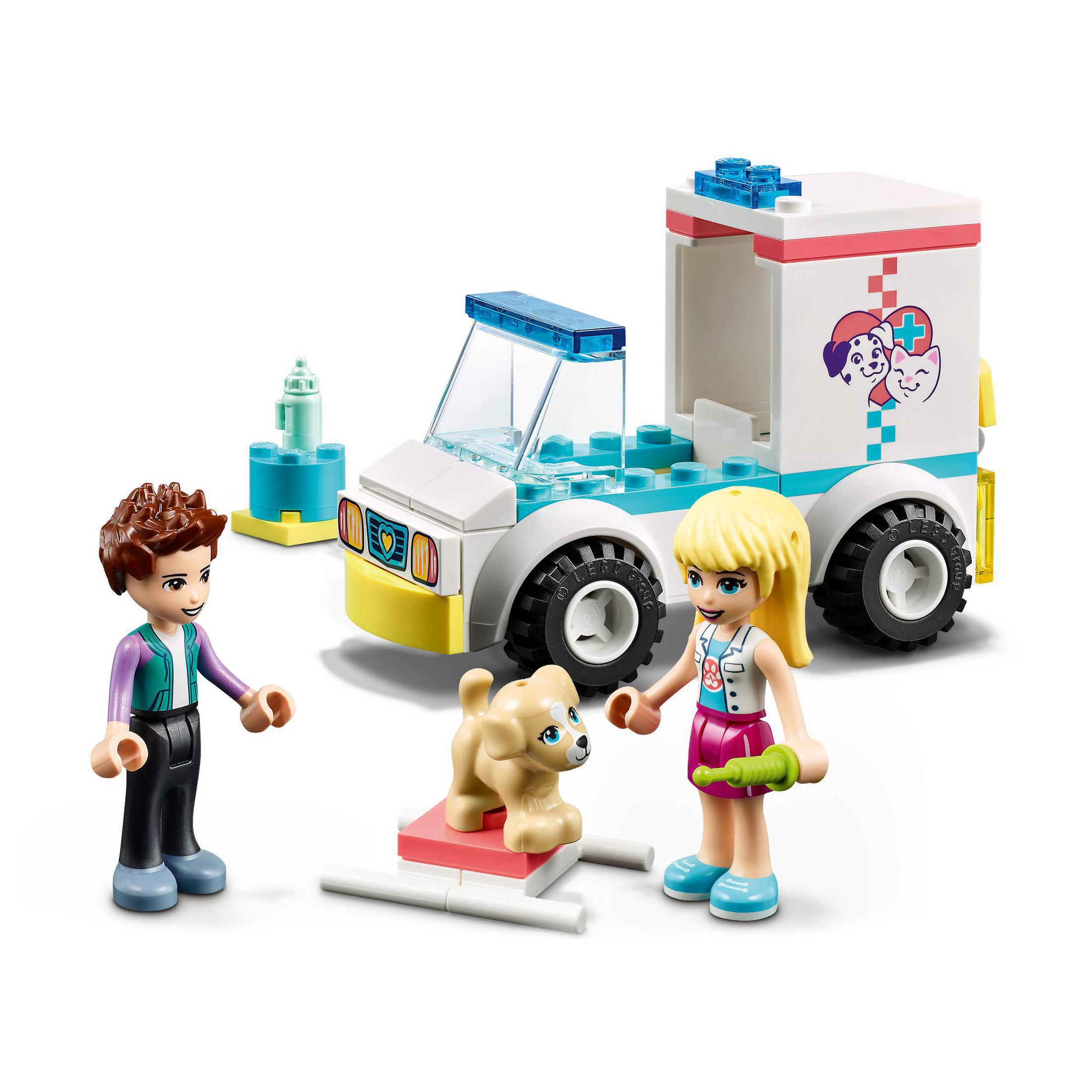 LEGO Friends Set mit zwei Figuren, einem Tierarzt-Truck, einem Hund und einer kleinen Struktur. Weißer Hintergrund.