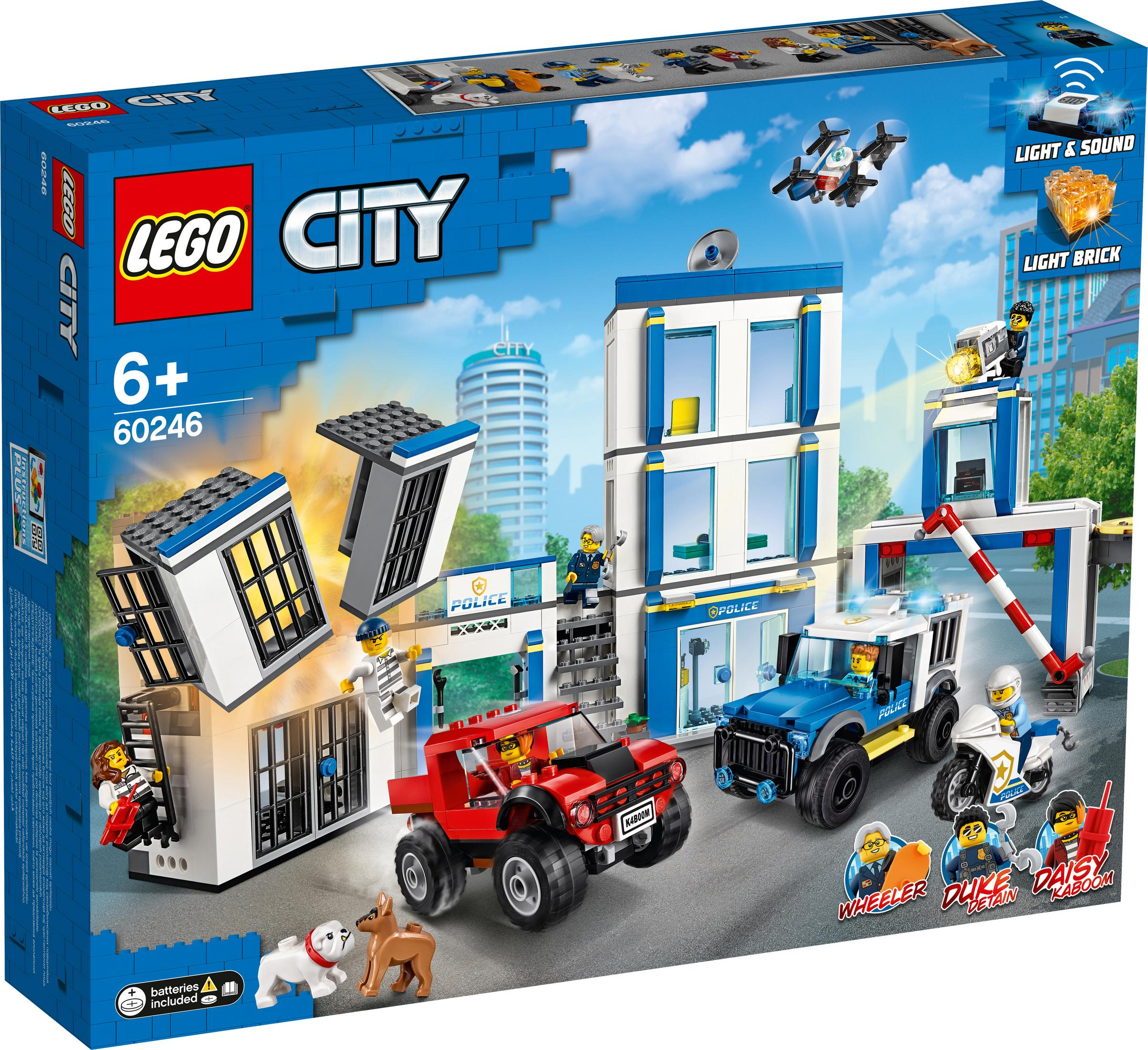 Ein Lego City Box Set mit einer Polizeistation, einem Gefängnis und Polizeifahrzeugen. Mehrere Minifiguren sind enthalten.