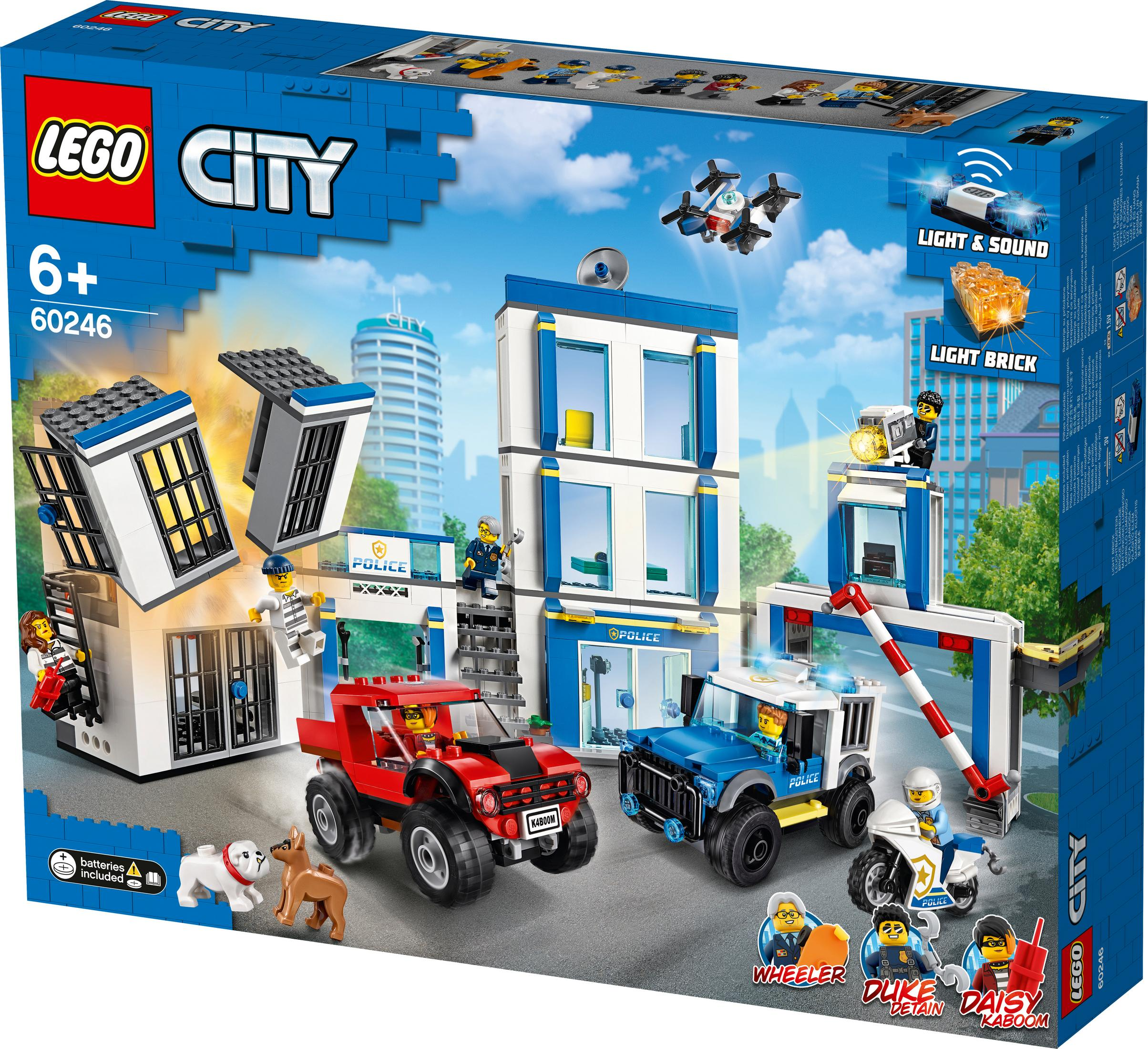 Ein Lego City Polizeistation-Set mit einem roten Auto, einem blauen Auto und mehreren Figuren.