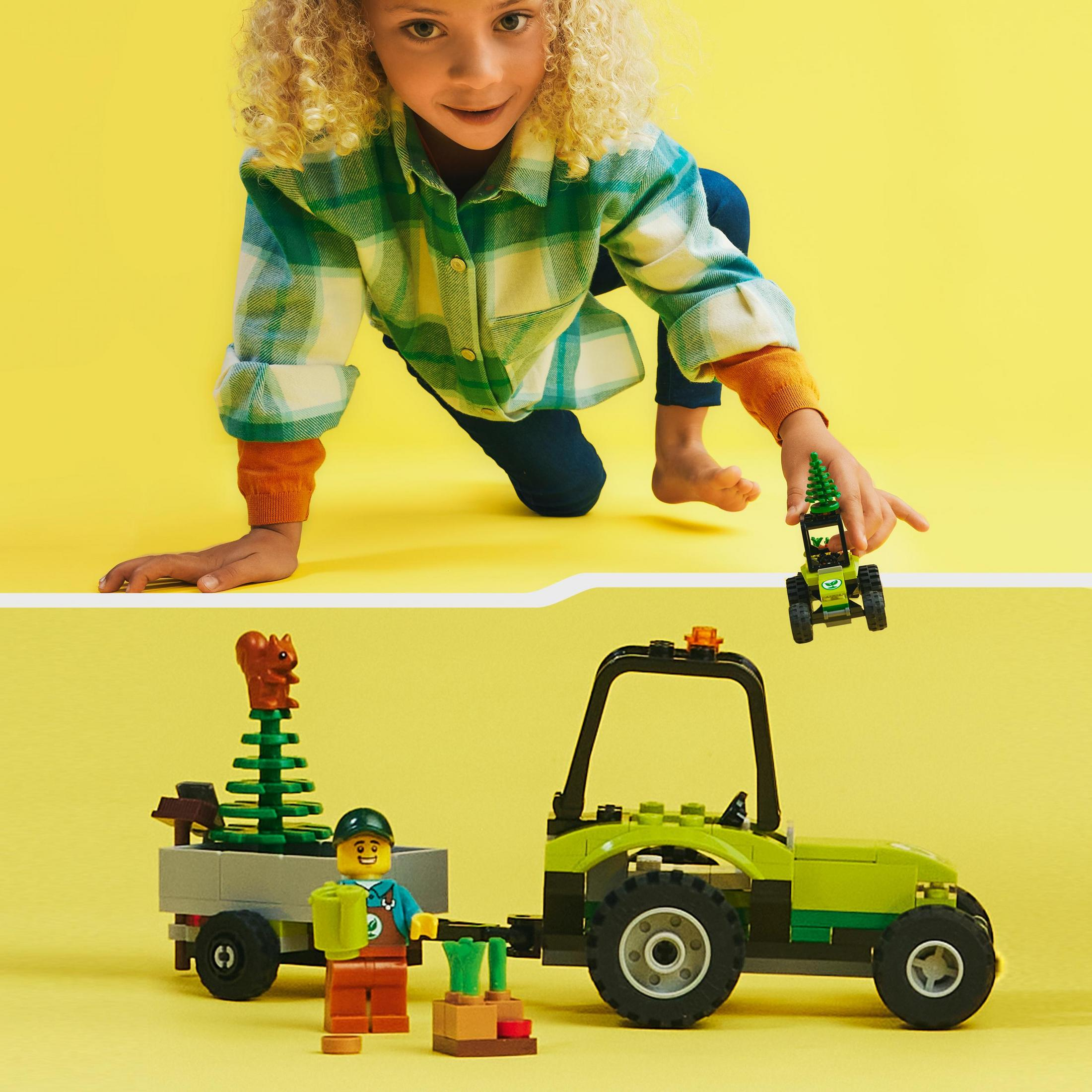 Kind spielt mit Lego Traktor Set, leuchtend gelber Hintergrund.