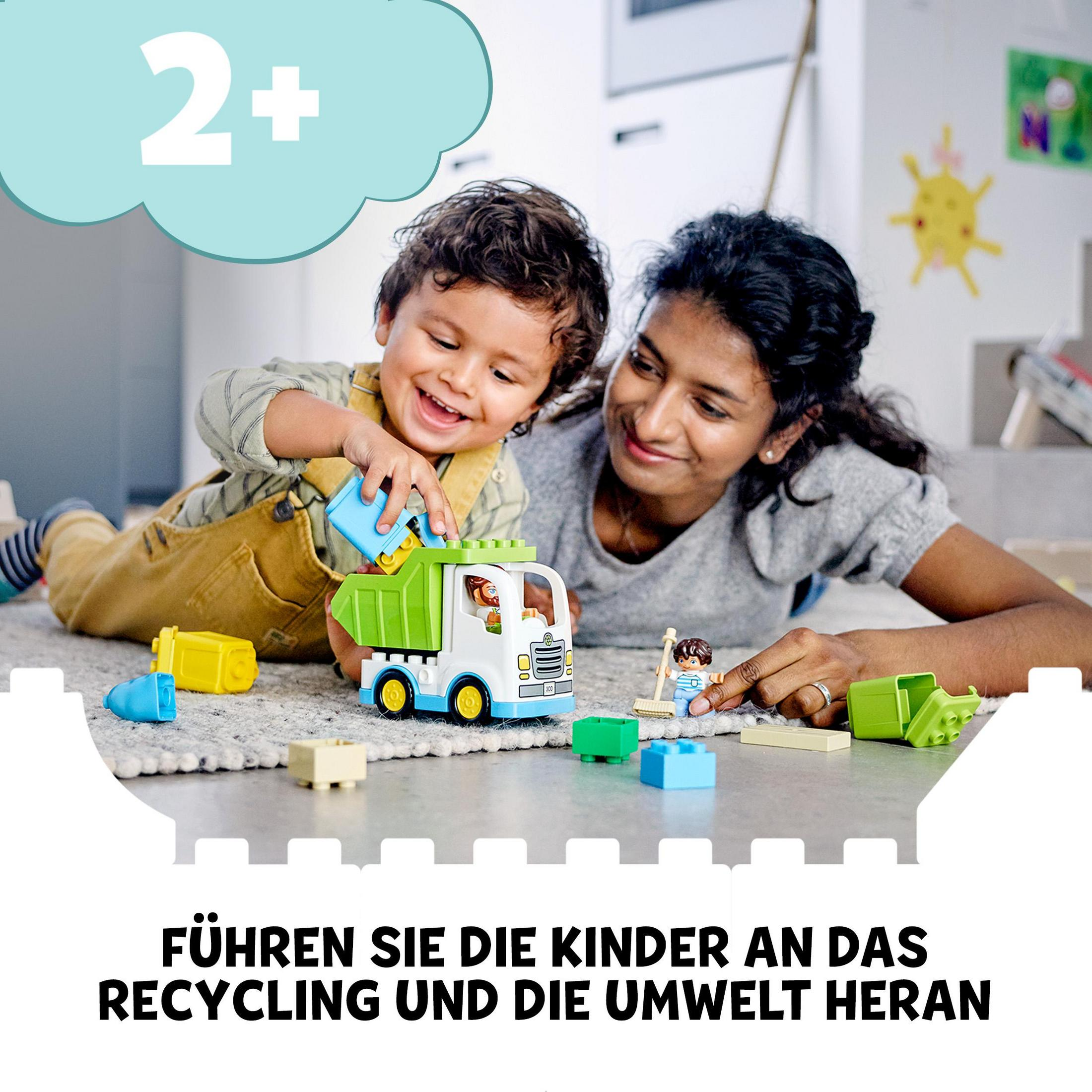 Un niño y una mujer jugando con camiones y bloques de juguete. Mensaje: presentar el reciclaje a niños.