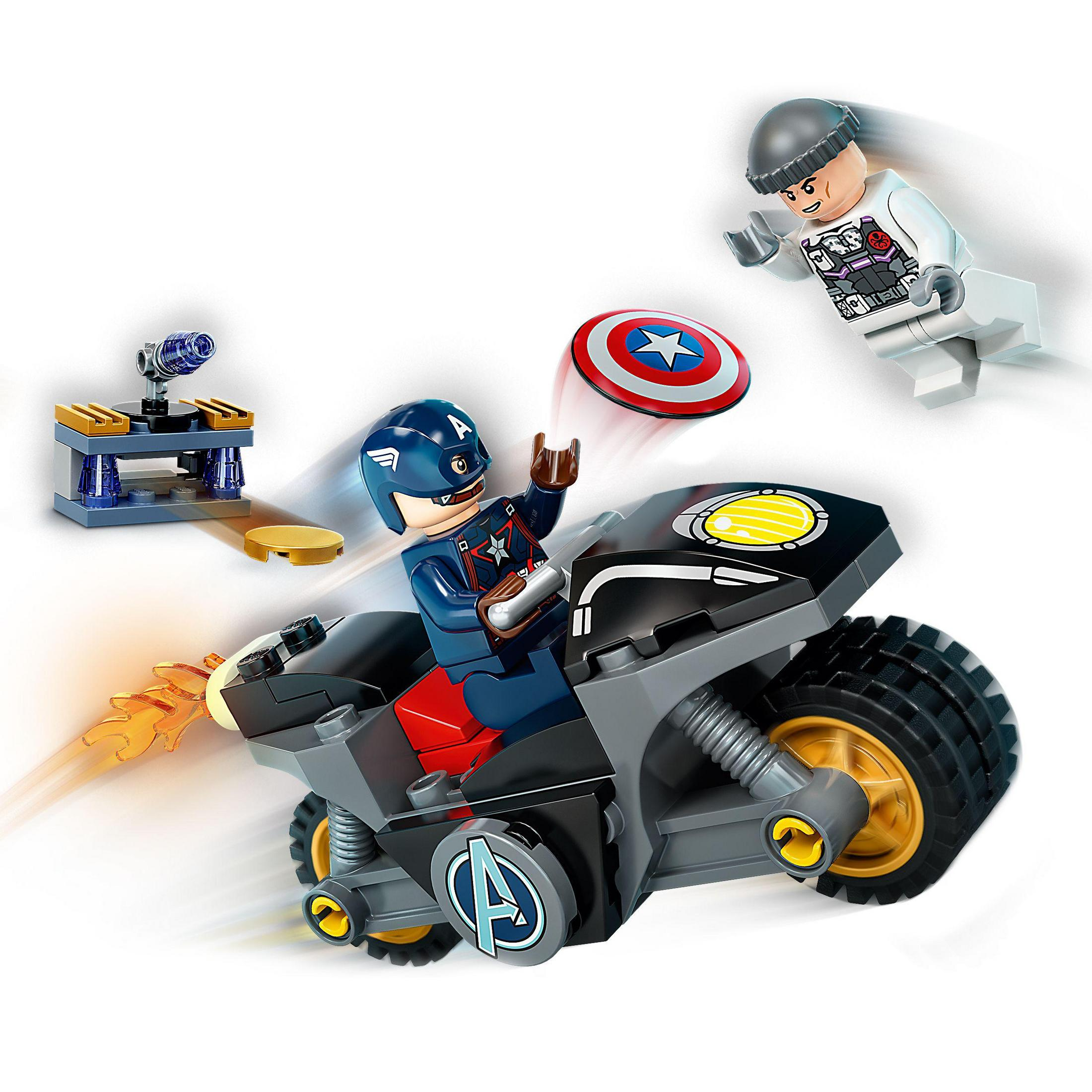 Lego-Set mit Captain America auf einem Motorrad und einem Bösewicht. Weißer Hintergrund.