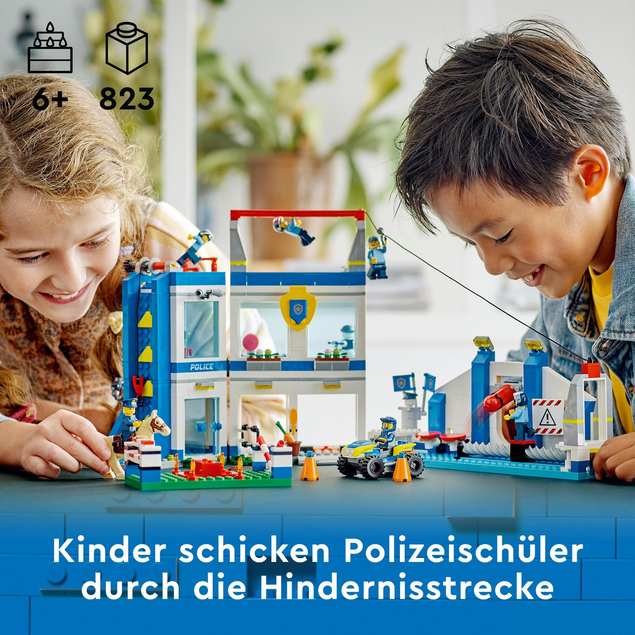 Zwei Kinder spielen mit einem Lego Polizeistation-Set.