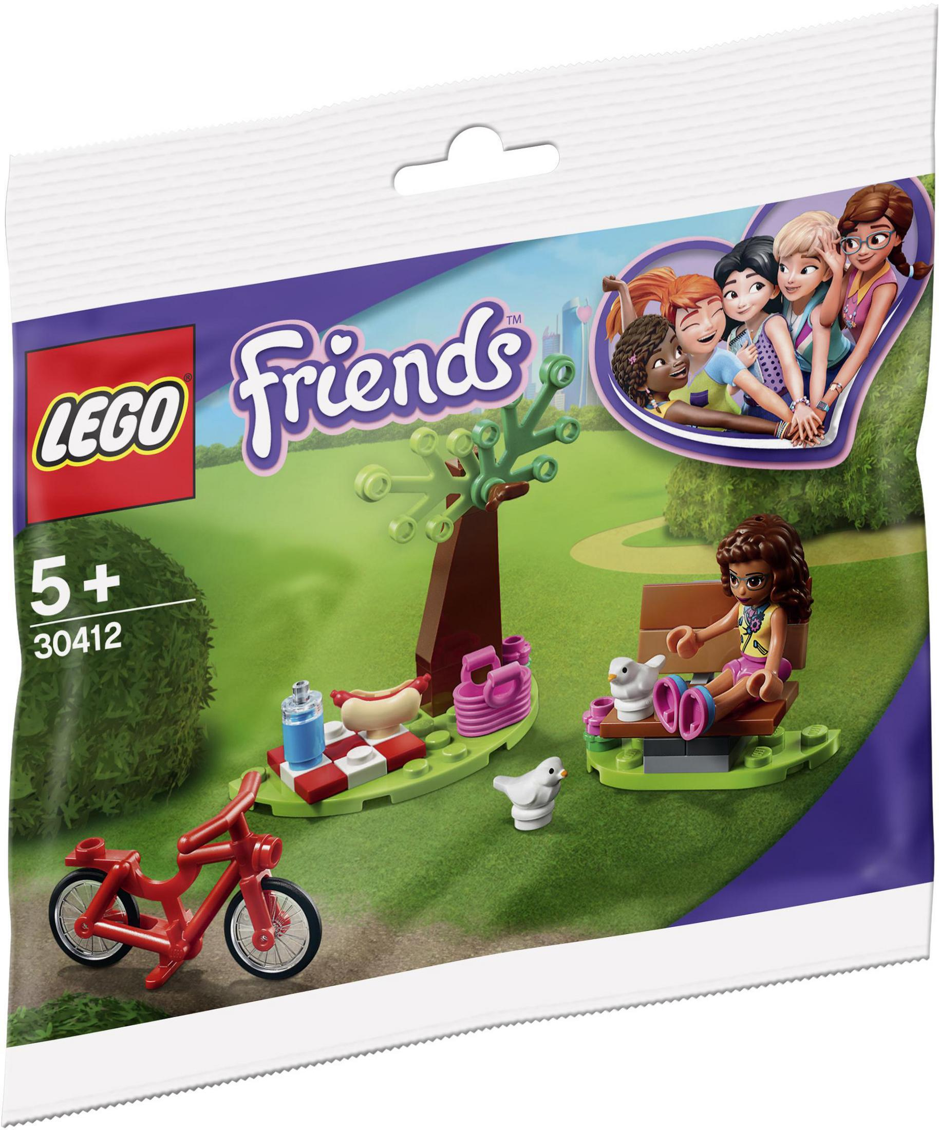 Ein Lego Friends Set in einer Tüte, einschließlich eines Mädchens, einer Bank und eines roten Fahrrads.