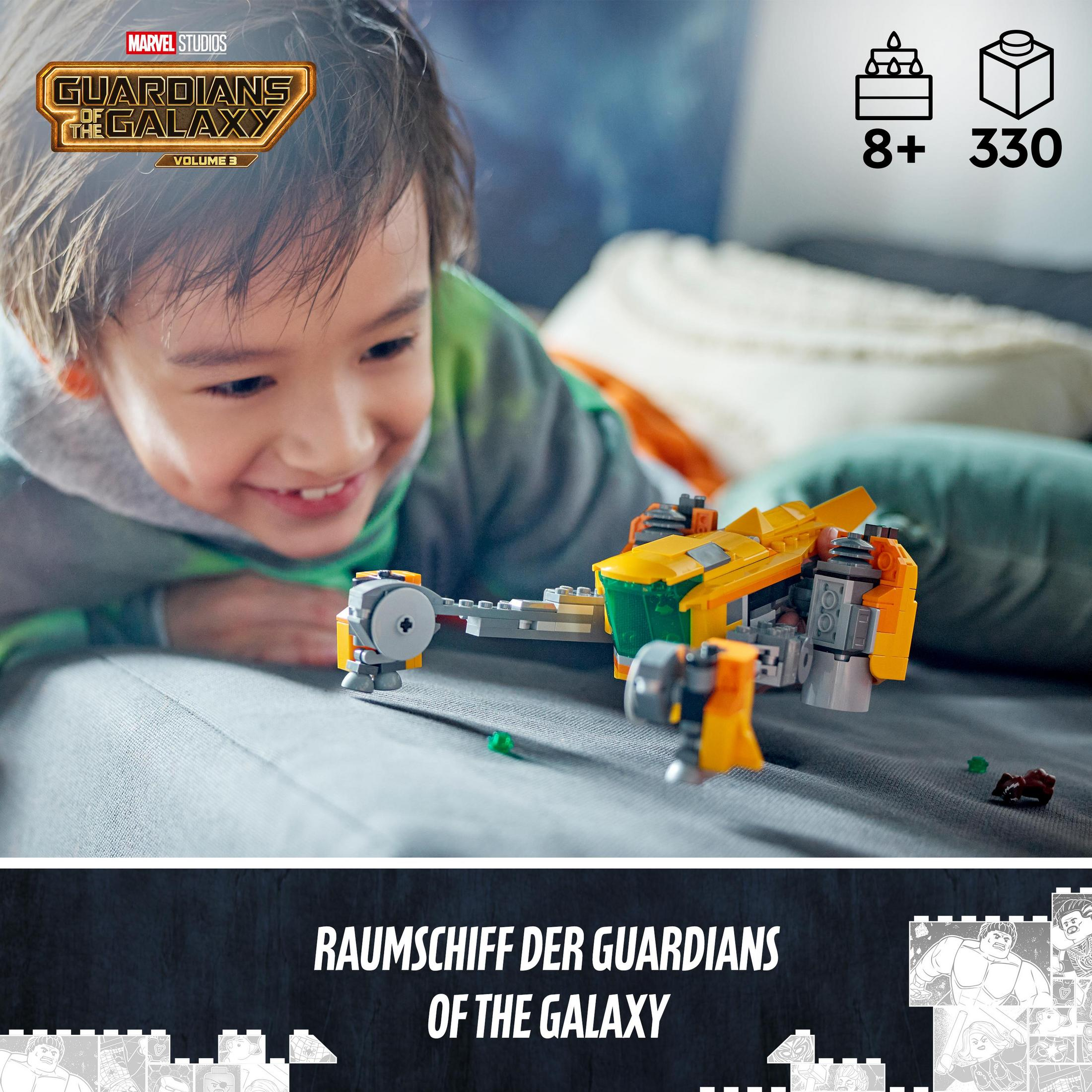 Een kind speelt met een Lego ruimteschip met een groen en geel ontwerp. De achtergrond toont een stripboek.