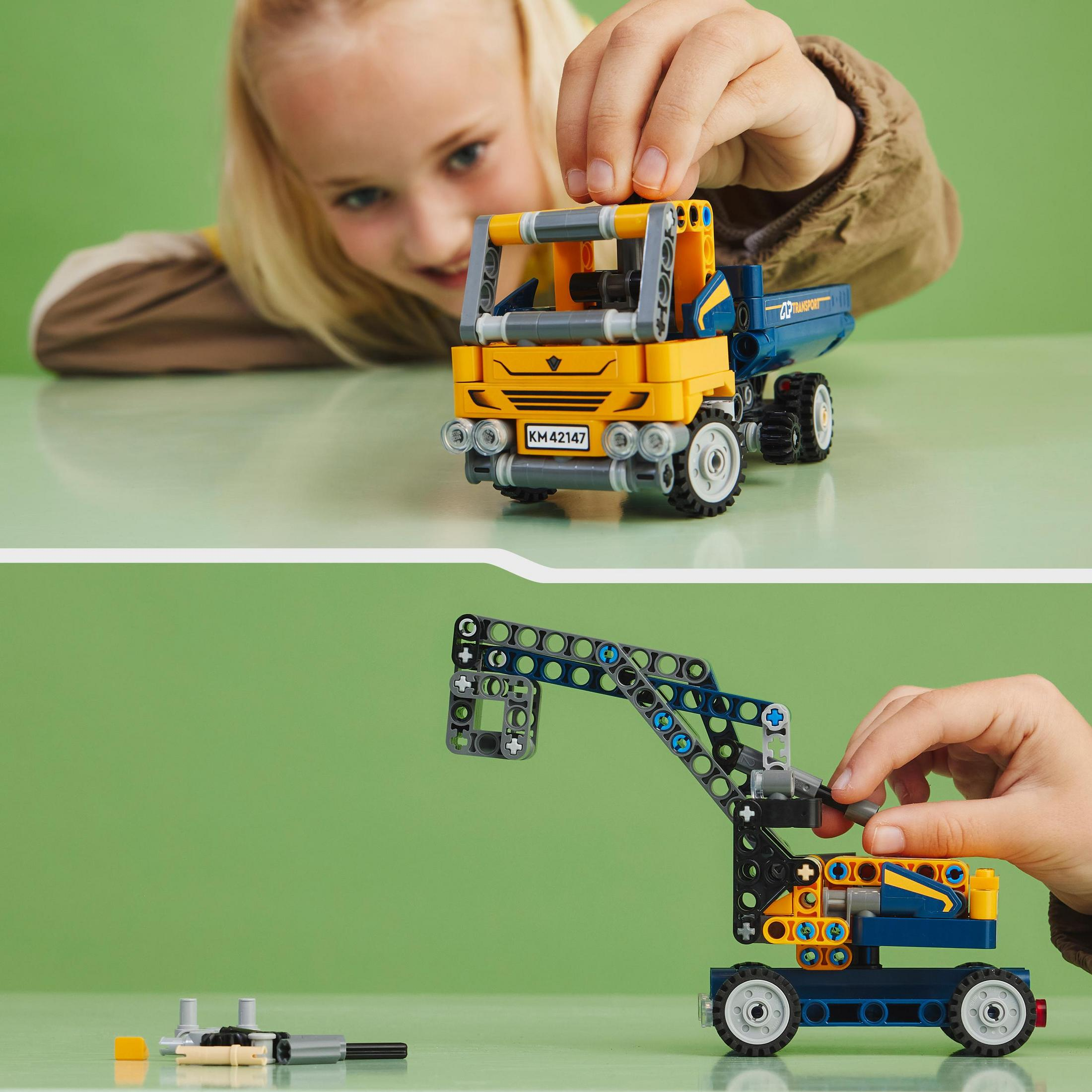 Un niño construyendo un camión de juguete amarillo y azul y una grúa con piezas de juguete.