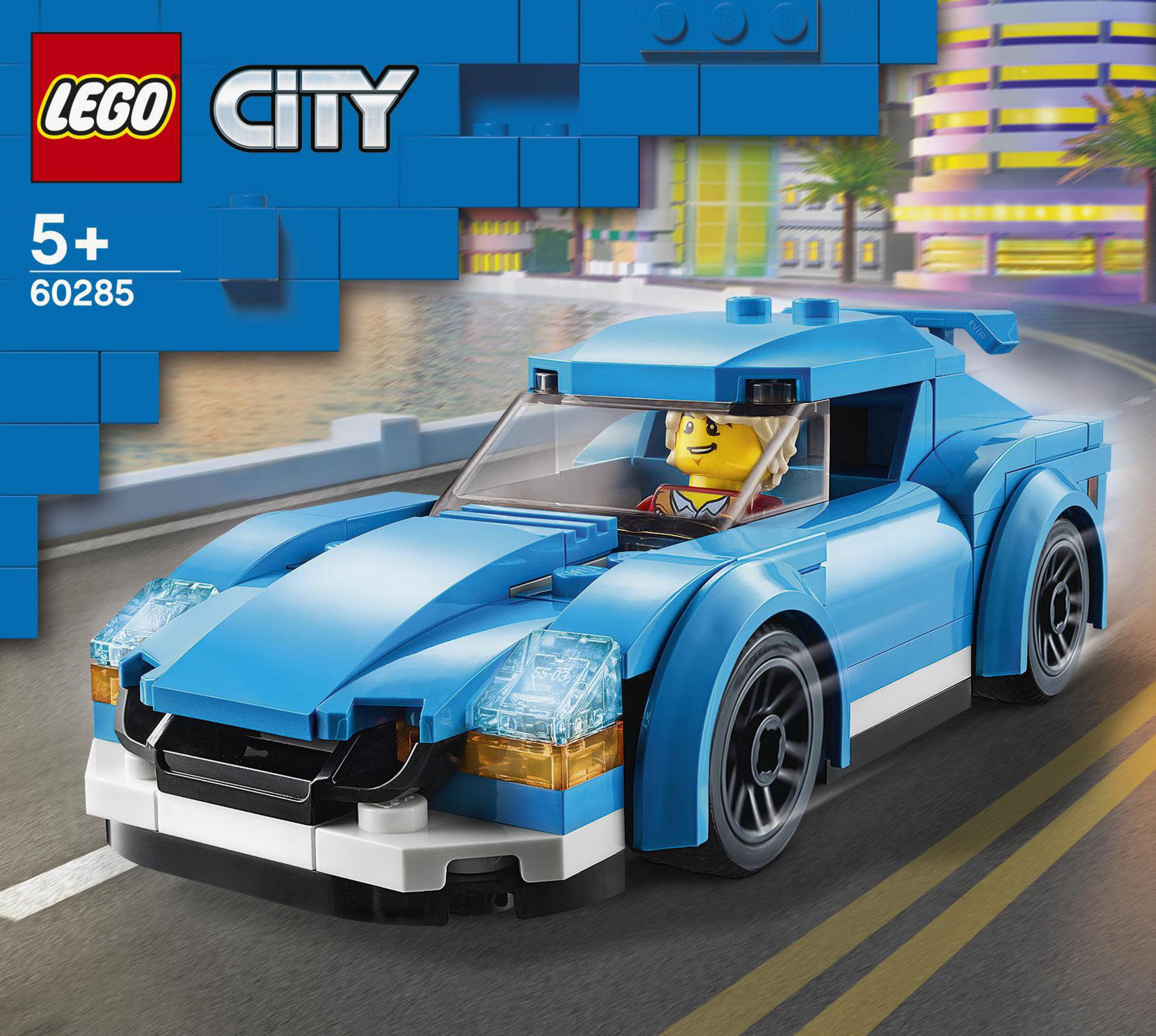 Lego City blauer Sportwagen mit Fahrer auf einer Straße.