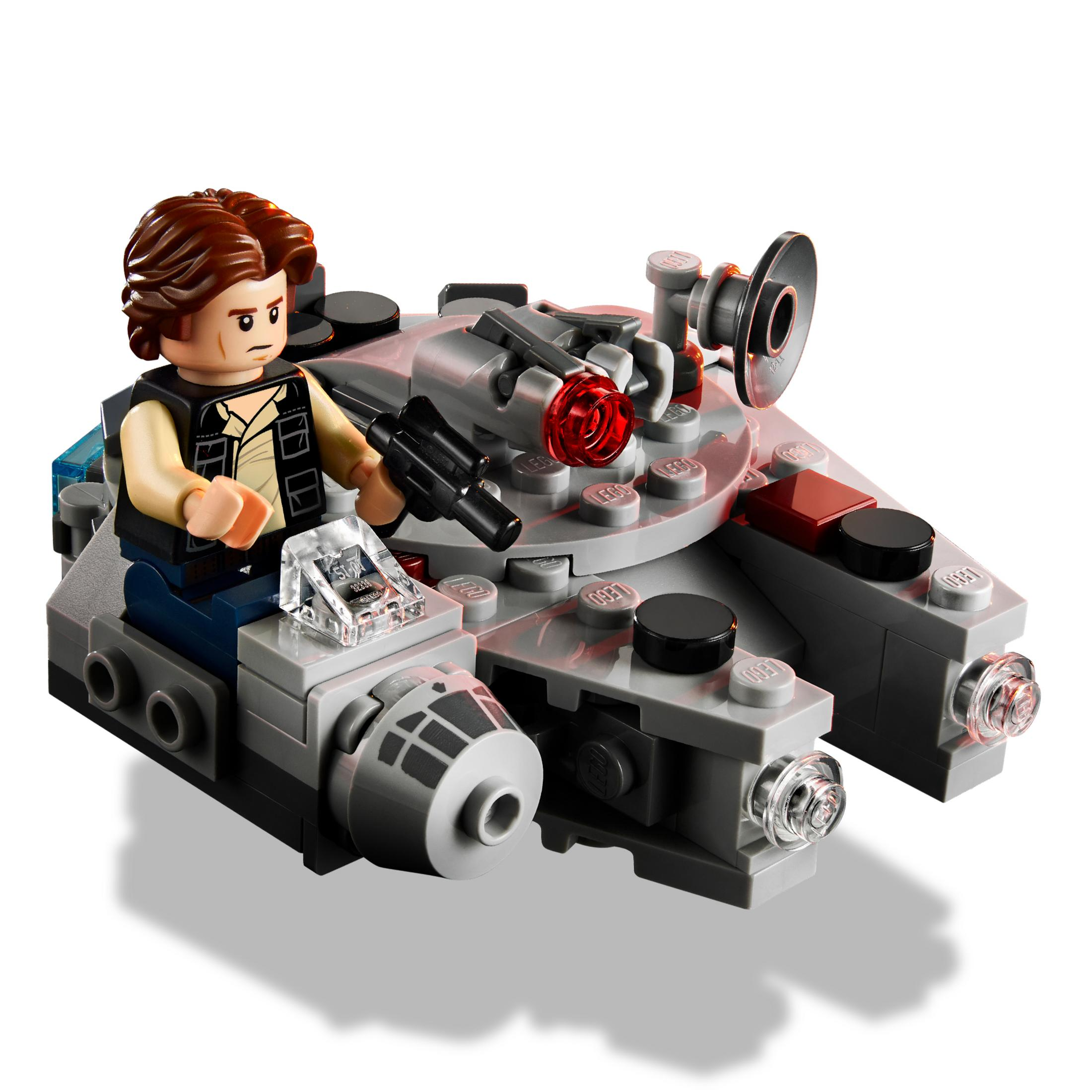 Han Solo in einem Lego Millennium Falcon Modell. Weißer Hintergrund.