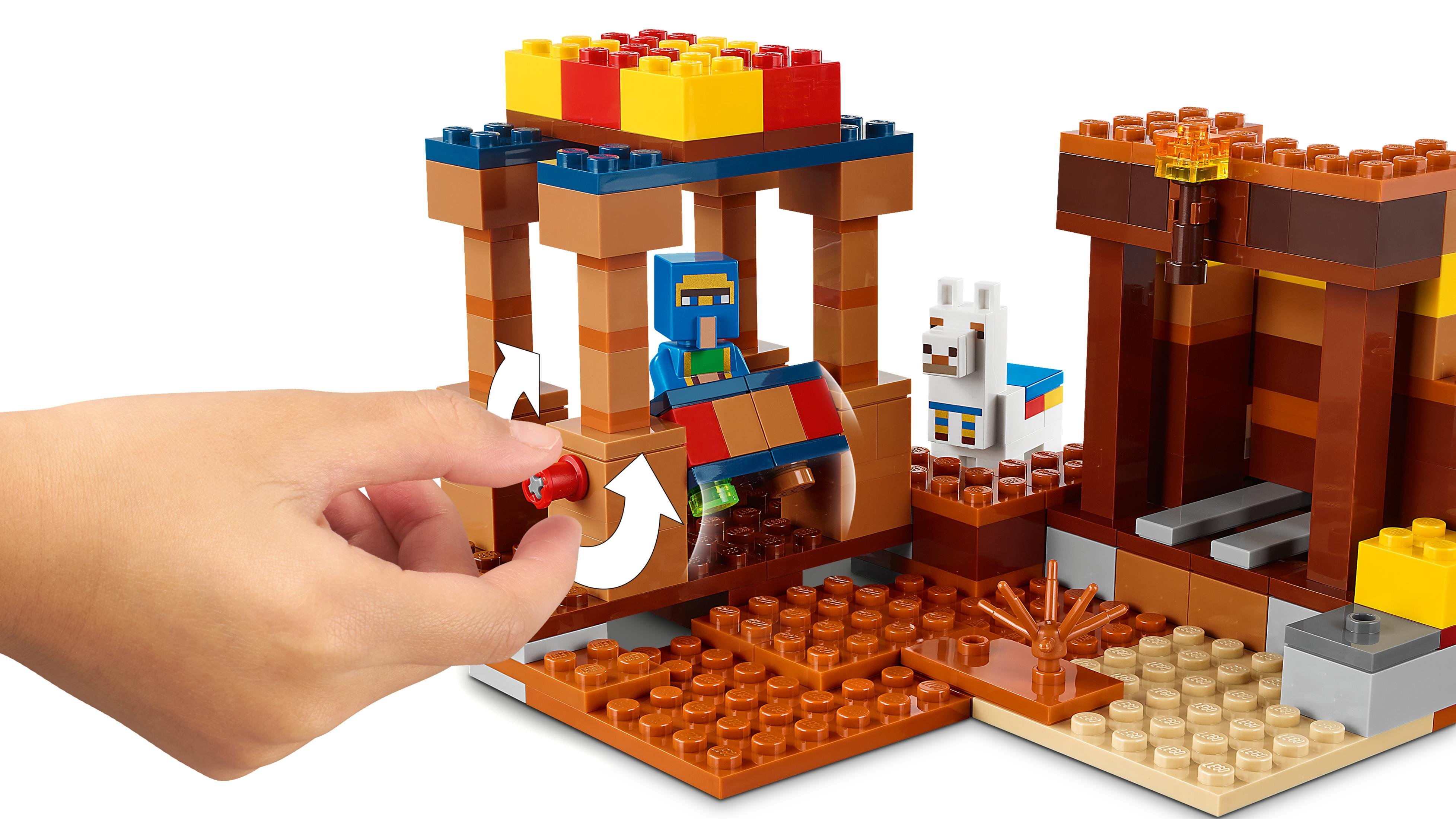 Lego Minecraft seti. Bir el, kahverengi bir binadaki kırmızı bir düğmeyi çeviriyor. Bir lama ve bir minifigür görülebilir.