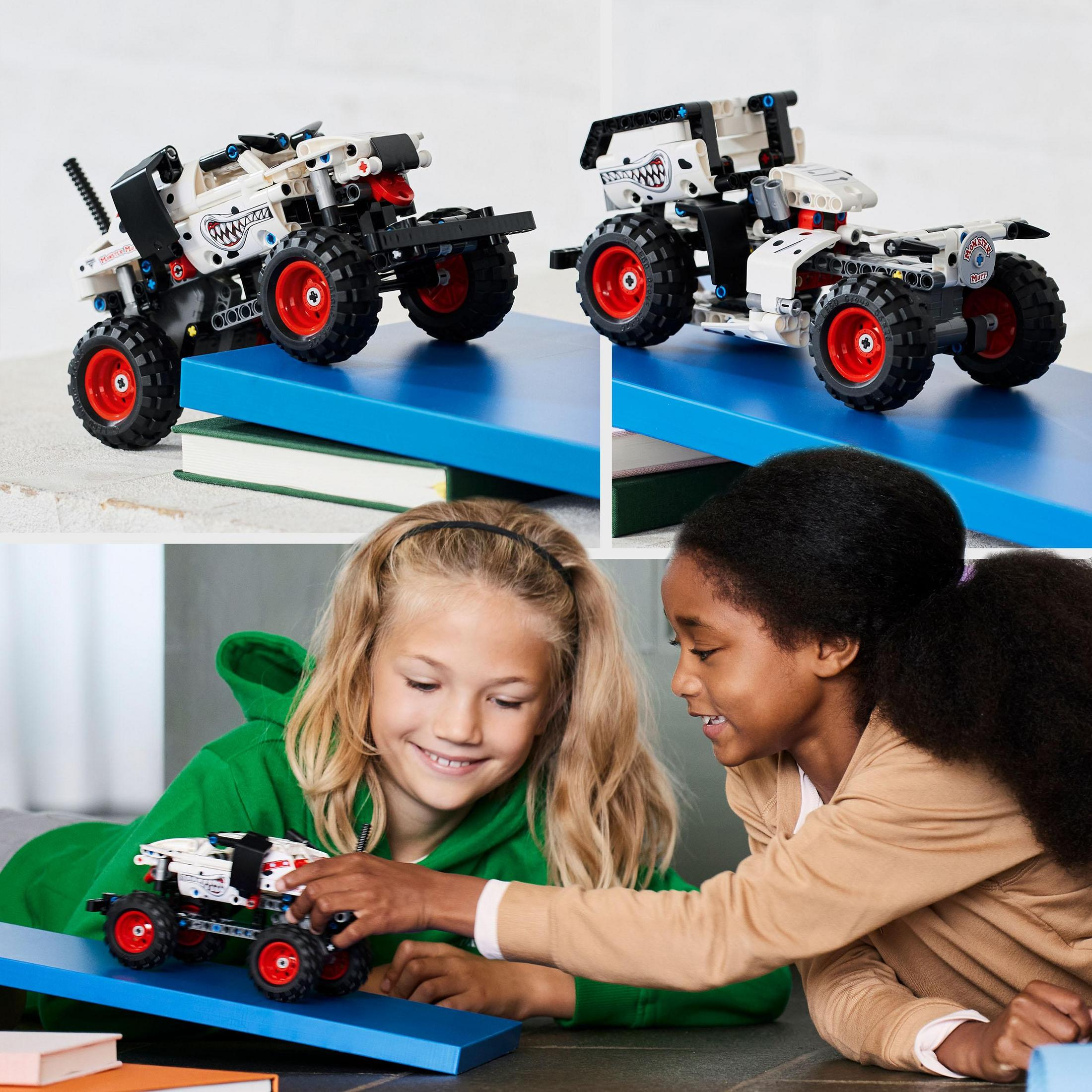 Zwei Mädchen und Lego Technic Buggy auf blauer Oberfläche. Der Buggy ist weiß, schwarz und rot.