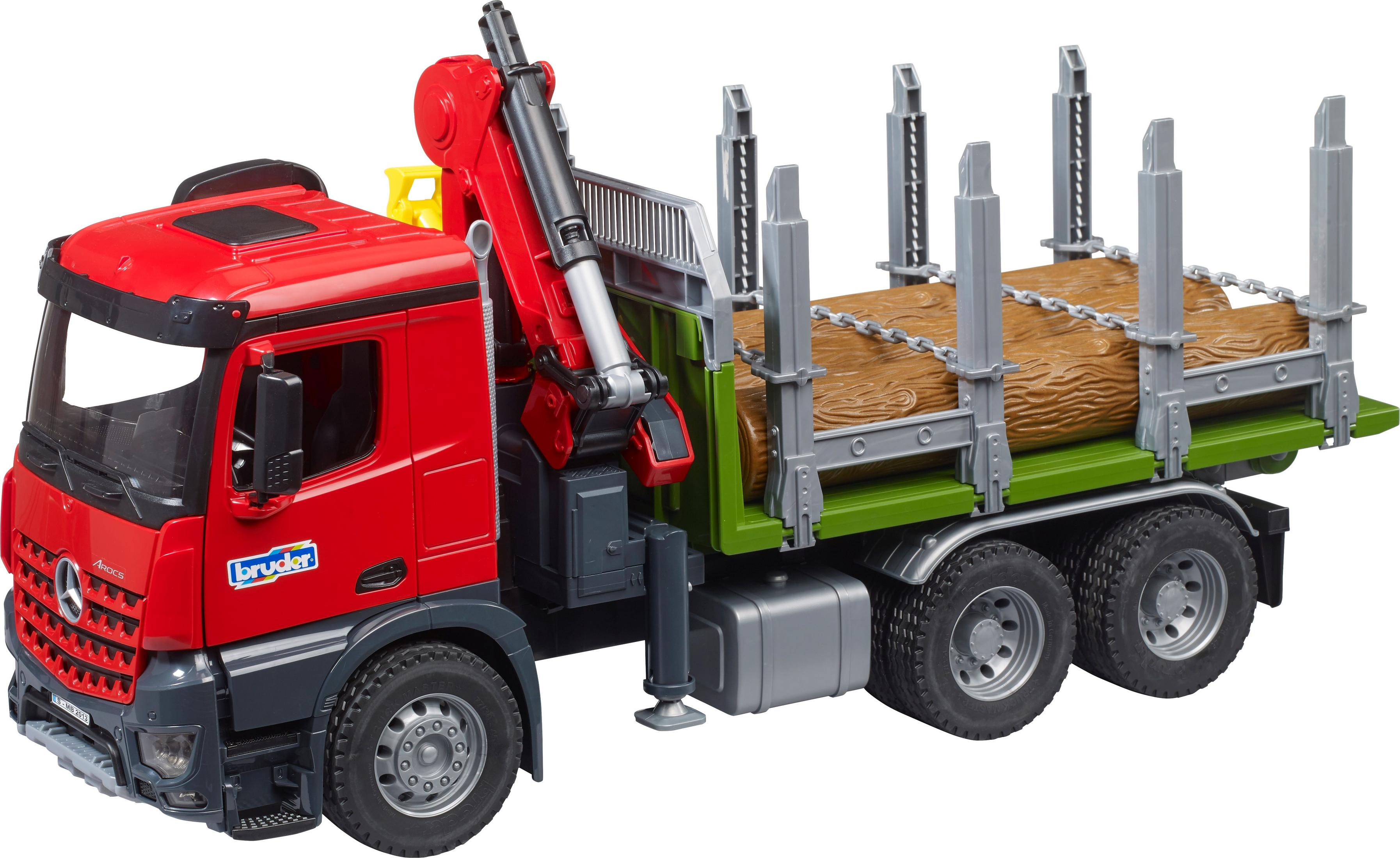 Roter Spielzeug-Lkw mit grüner Ladefläche. Beladen mit braunen Baumstämmen. Weißer Hintergrund.