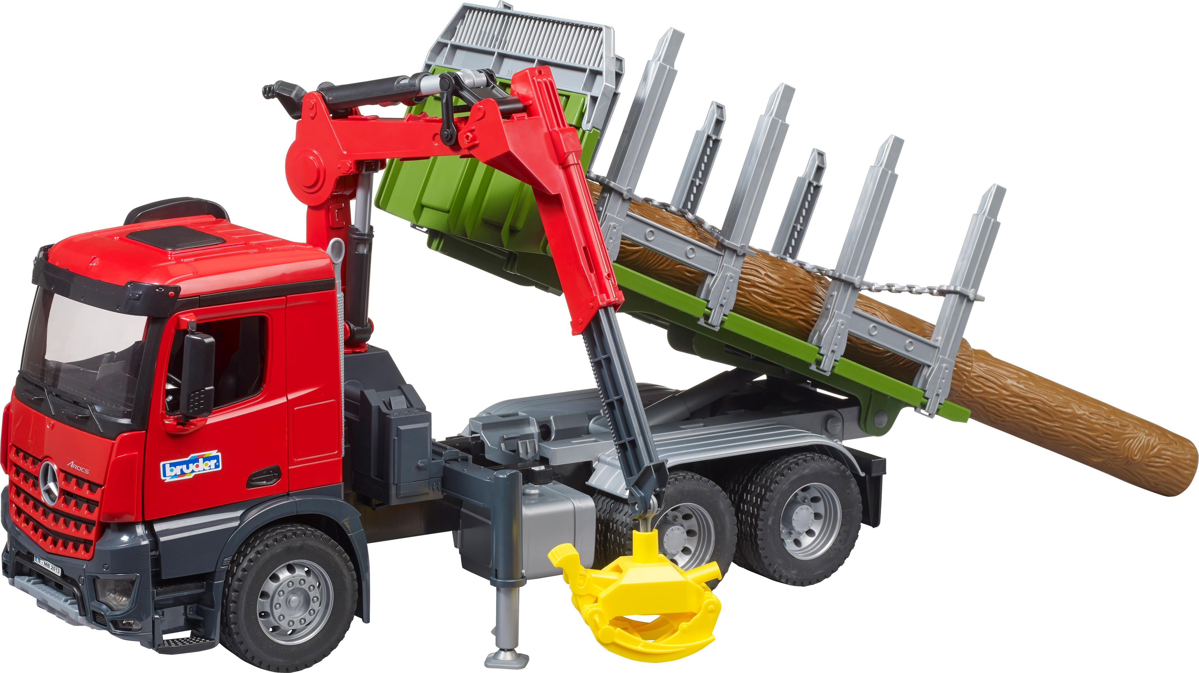 Ein rot-grauer Spielzeug-LKW mit einem Kran, der Baumstämme hebt. Die Szene ist gut beleuchtet.