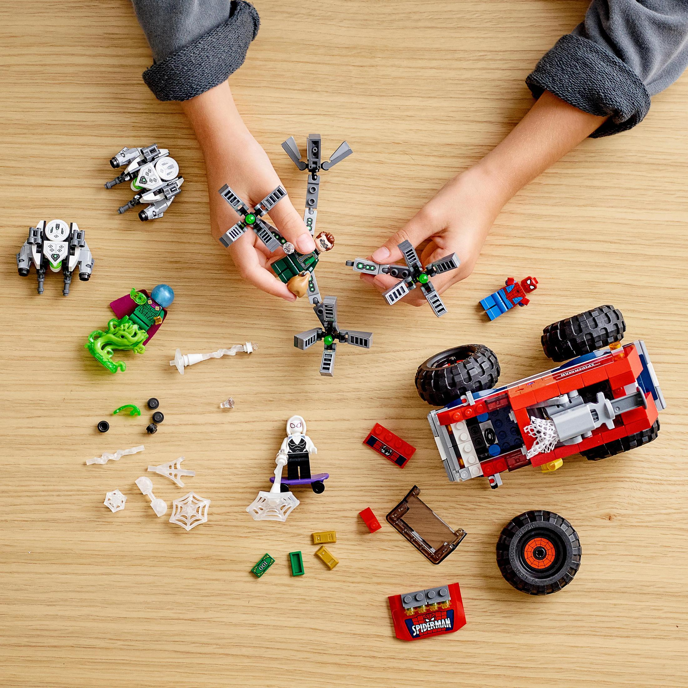 Lego-Set mit Figuren und einem rot-schwarzen Fahrzeug.