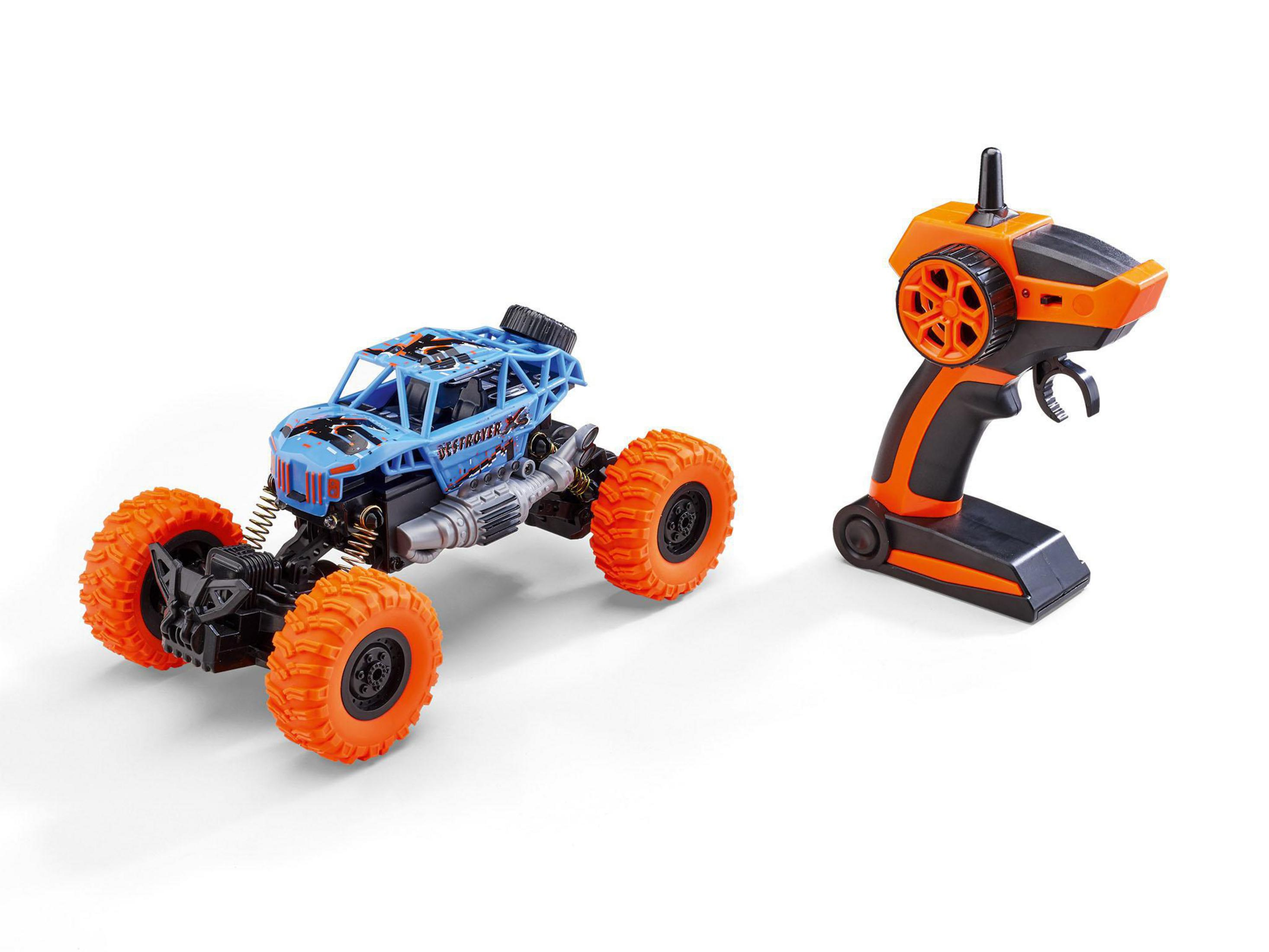 Coche teledirigido azul y naranja con neumáticos grandes y mando.
