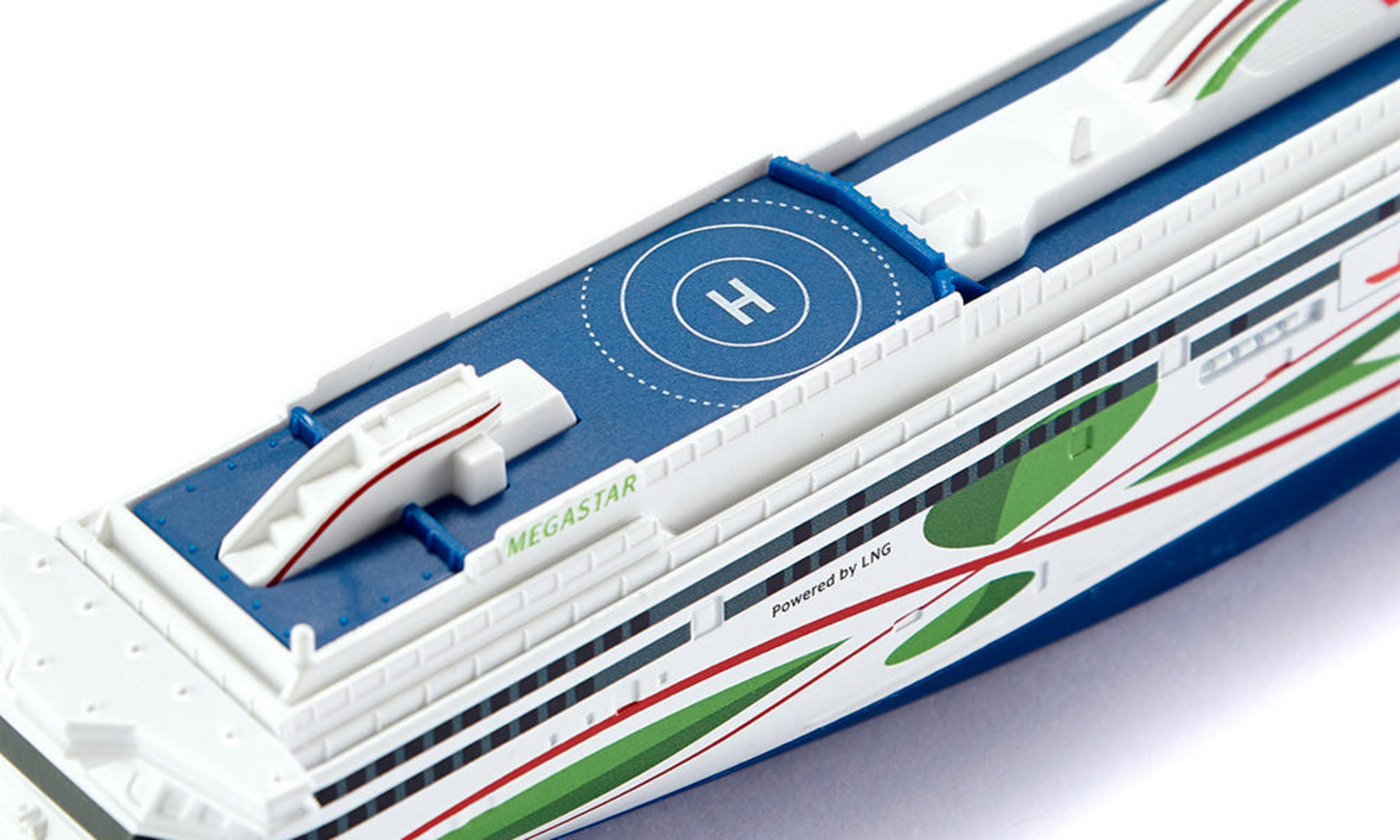 Ein Spielzeugschiff mit blauem Deck, weißem Rumpf und grünen und roten Akzenten.