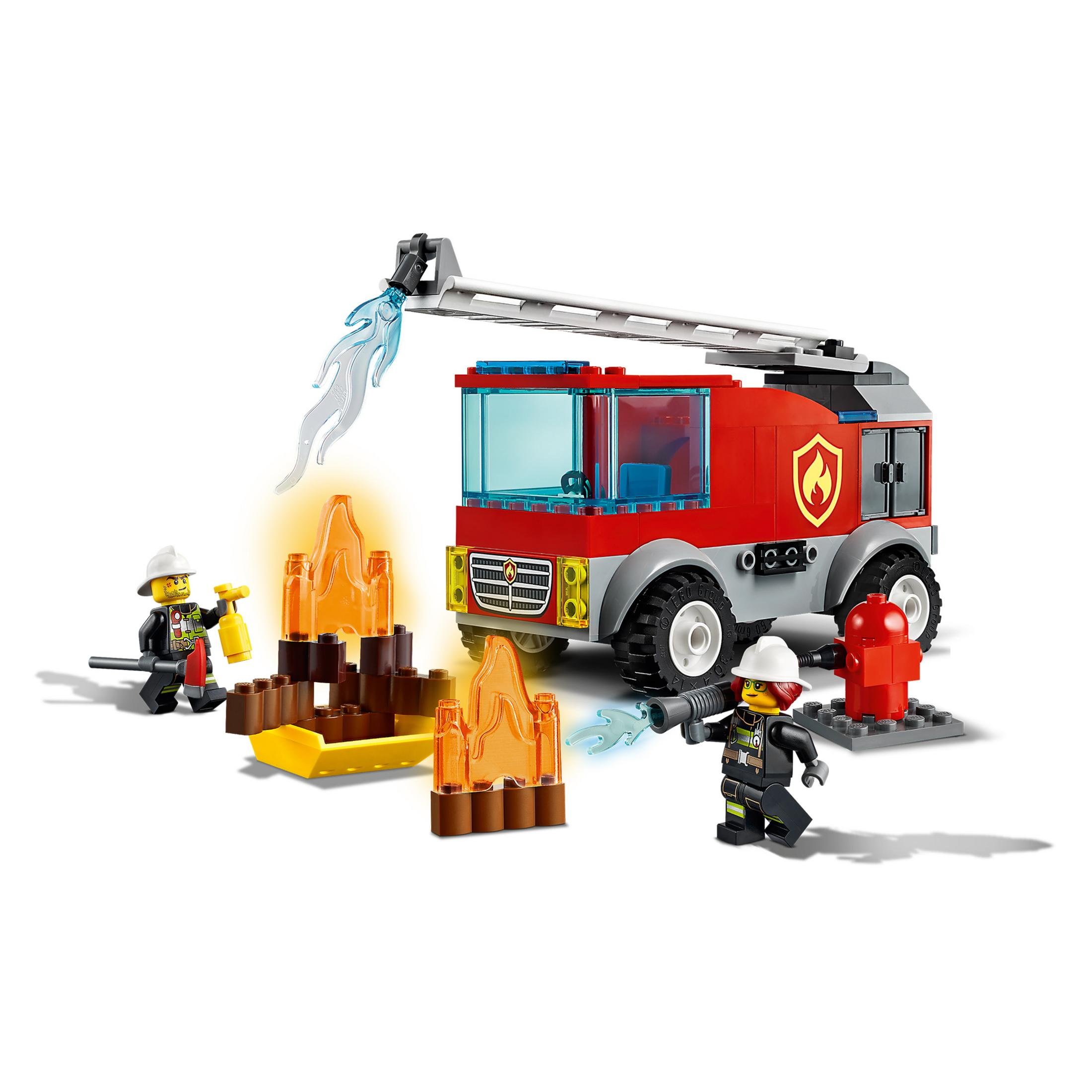 Ein Lego-Feuerwehrauto mit Minifiguren, einem Feuer und Wassersprays.