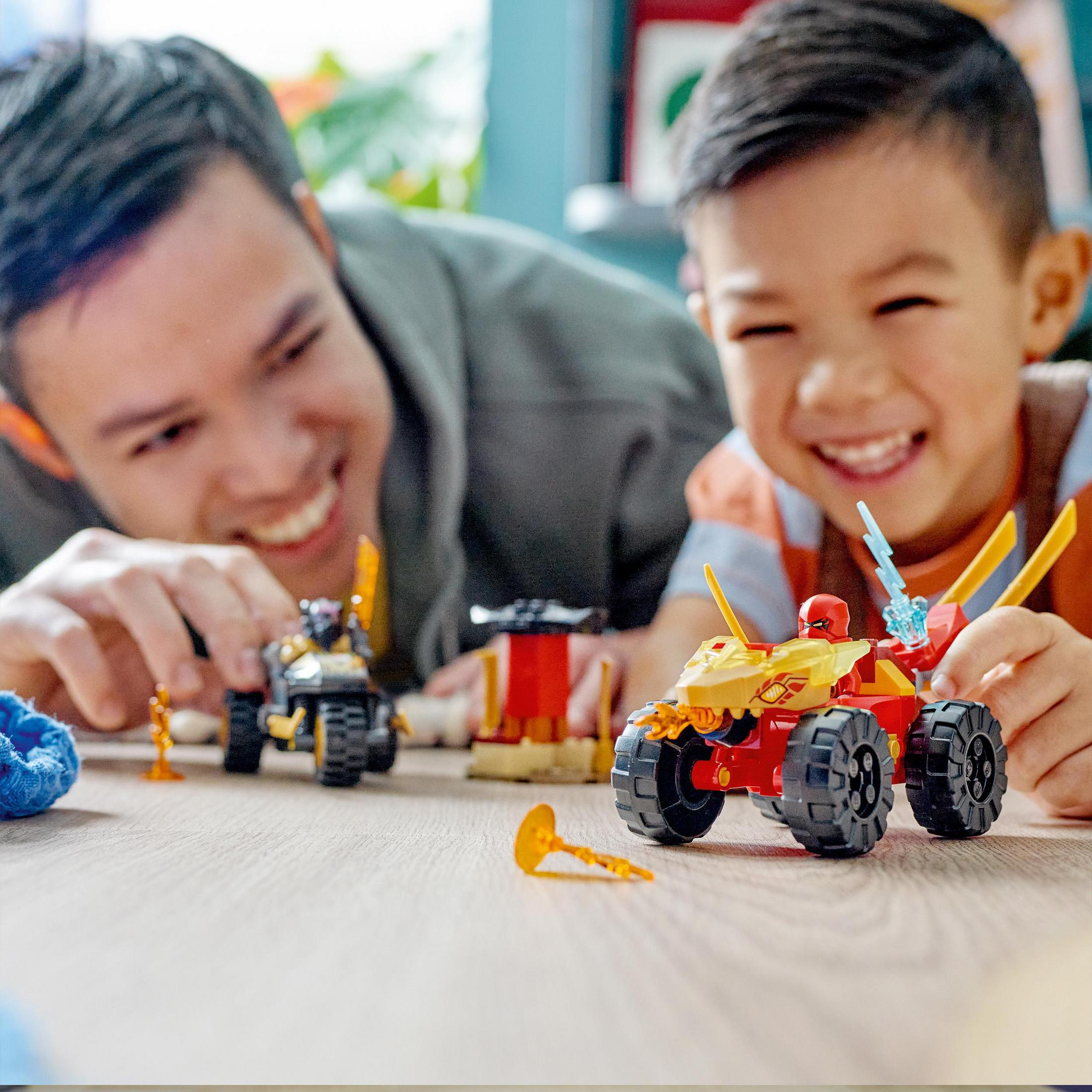 Vader en zoon die spelen met Lego Ninjago autospeelgoed.
